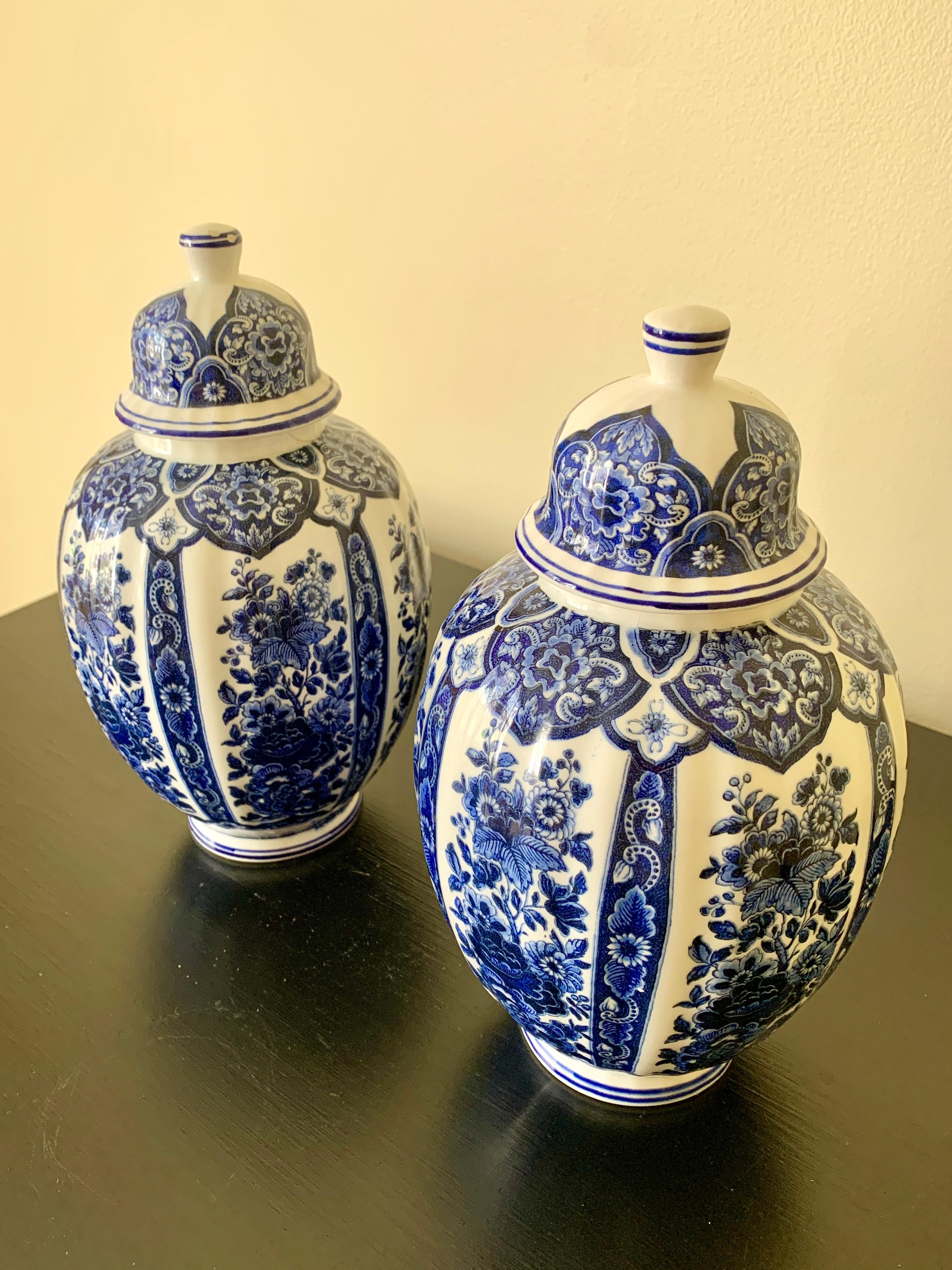Tarros de jengibre italianos de porcelana azul y blanca de Ardalt Blue Delfia, Pareja Chinoiserie en venta