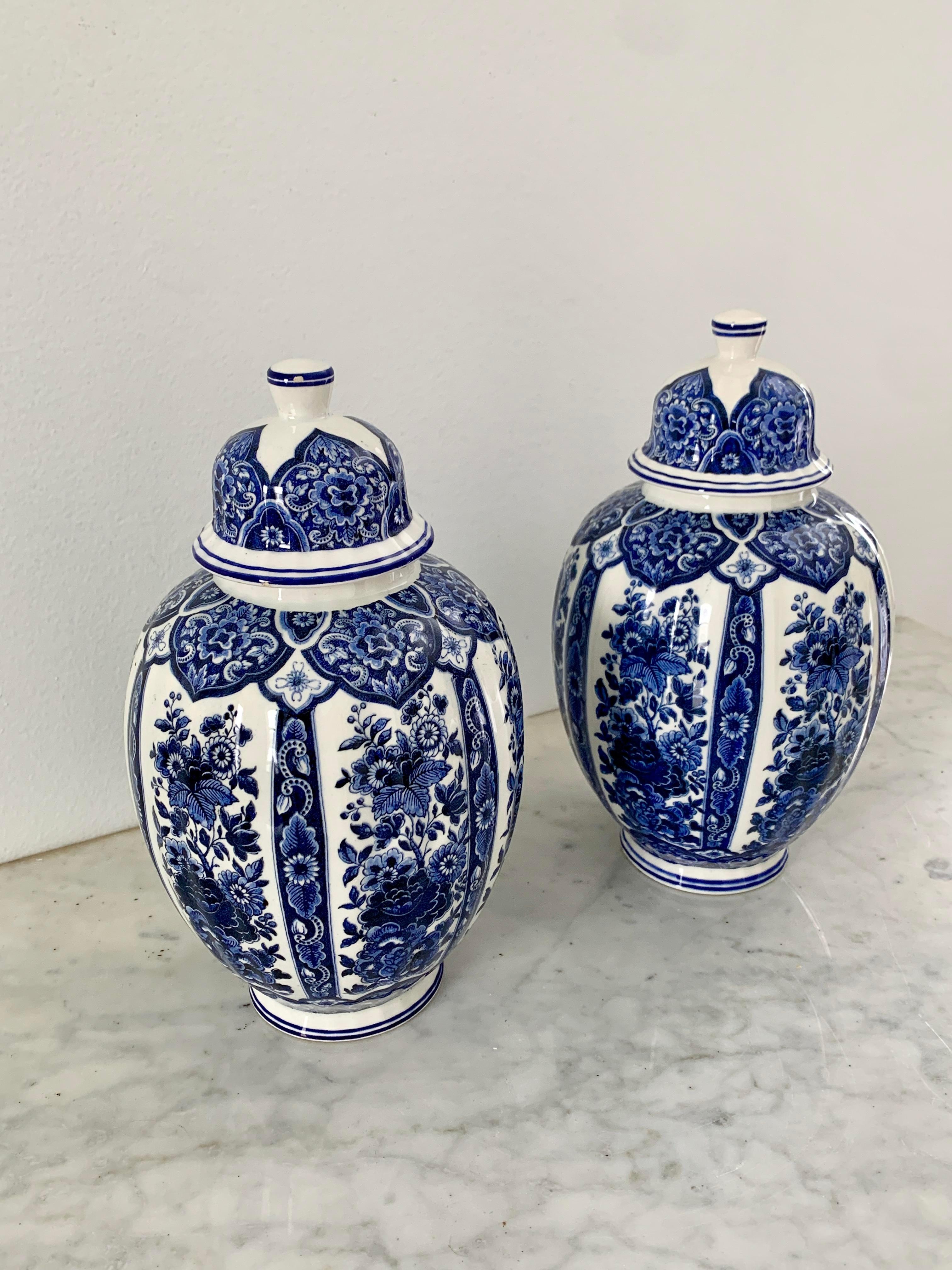 Italian Blue and White Porcelain Ginger Jars by Ardalt Blue Delfia, Pair In Good Condition For Sale In Elkhart, IN