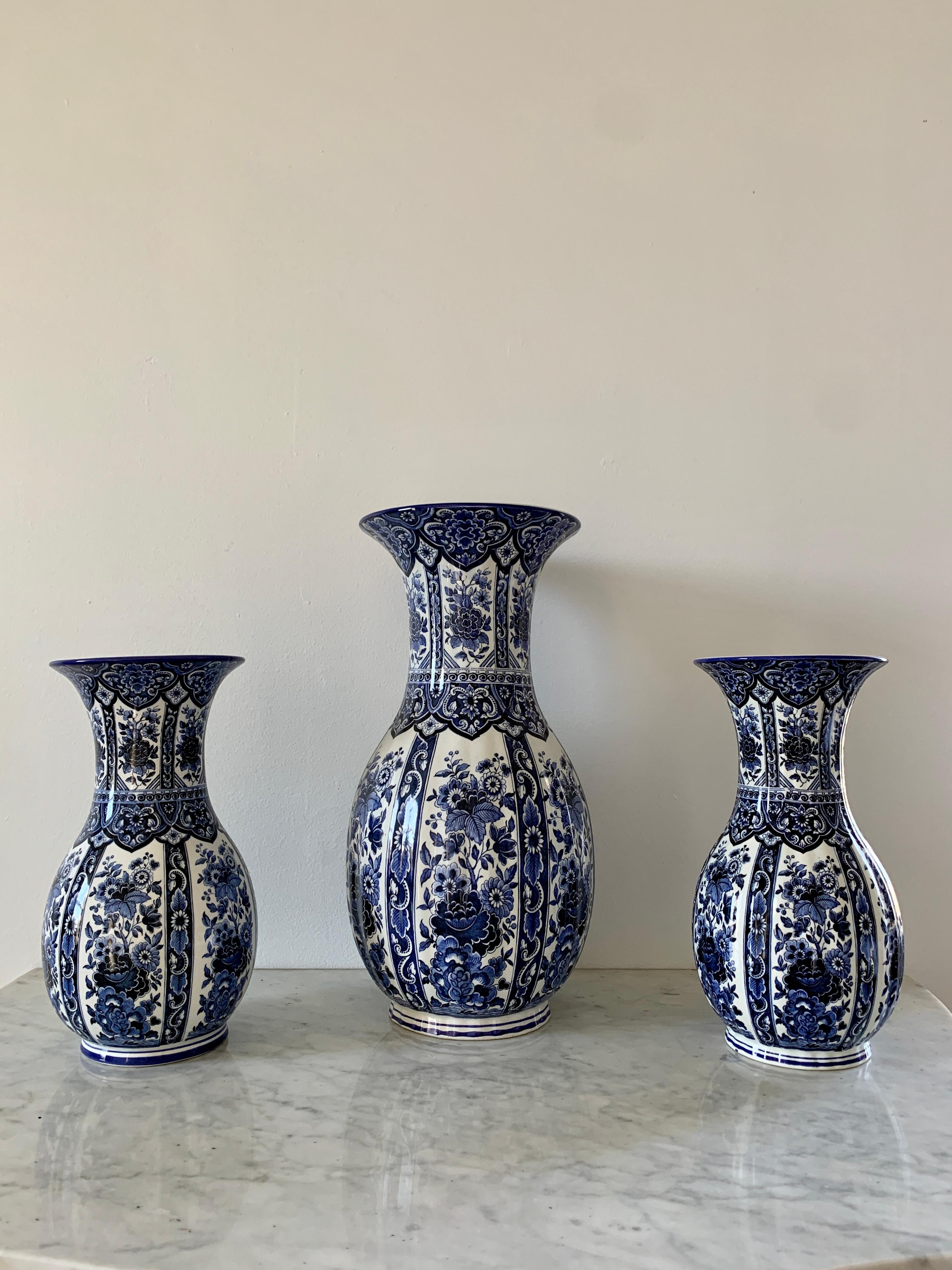 Italienische Vasen und Kruggarnituren aus blauem und weißem Porzellan von Ardalt Blue Delfia,  (Chinoiserie) im Angebot