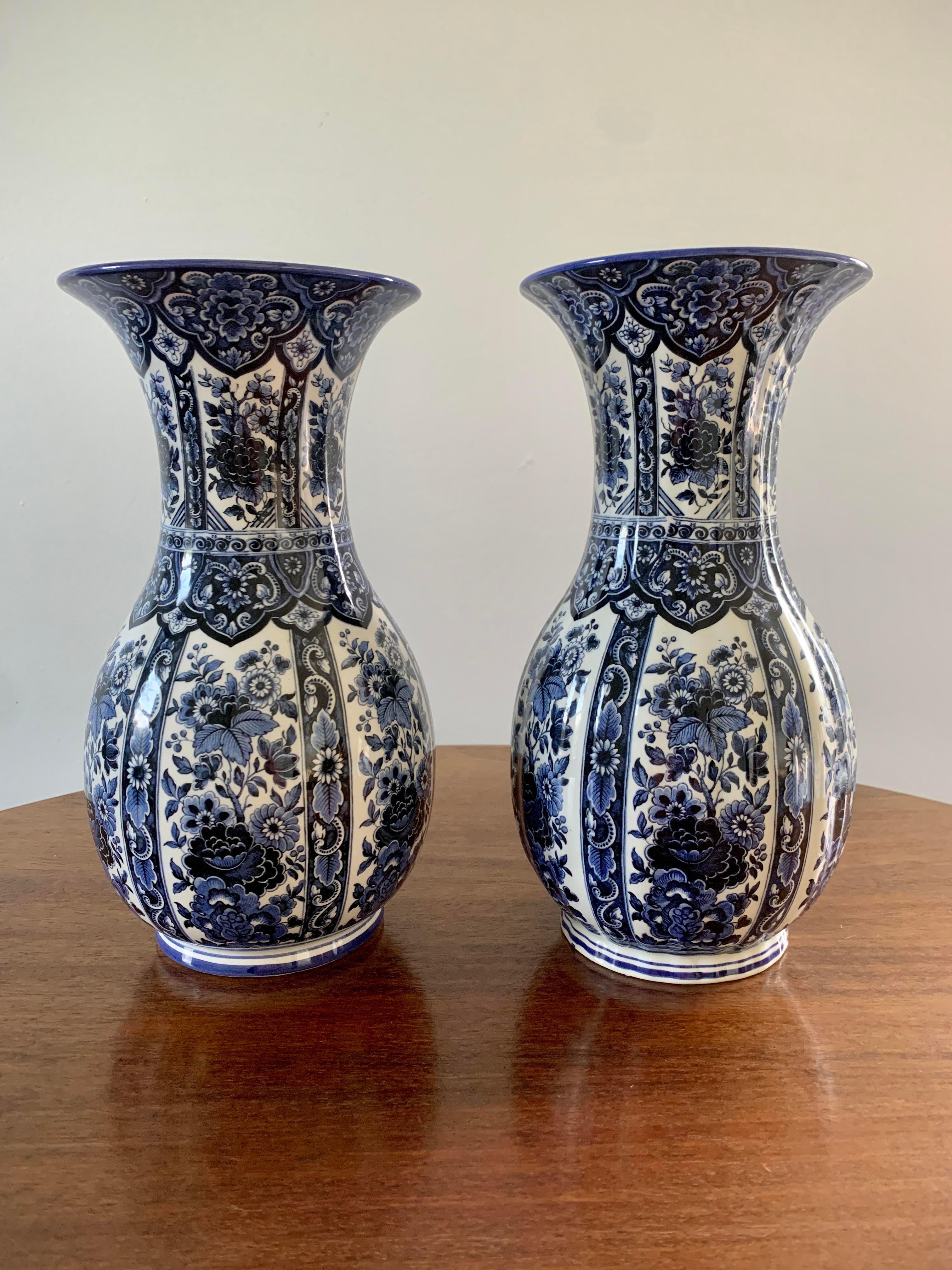 A pair of beautiful Italian blue and white porcelain vases

By Ardalt Blue Delfia

Italy, mid-20th century

Measures: 5.25