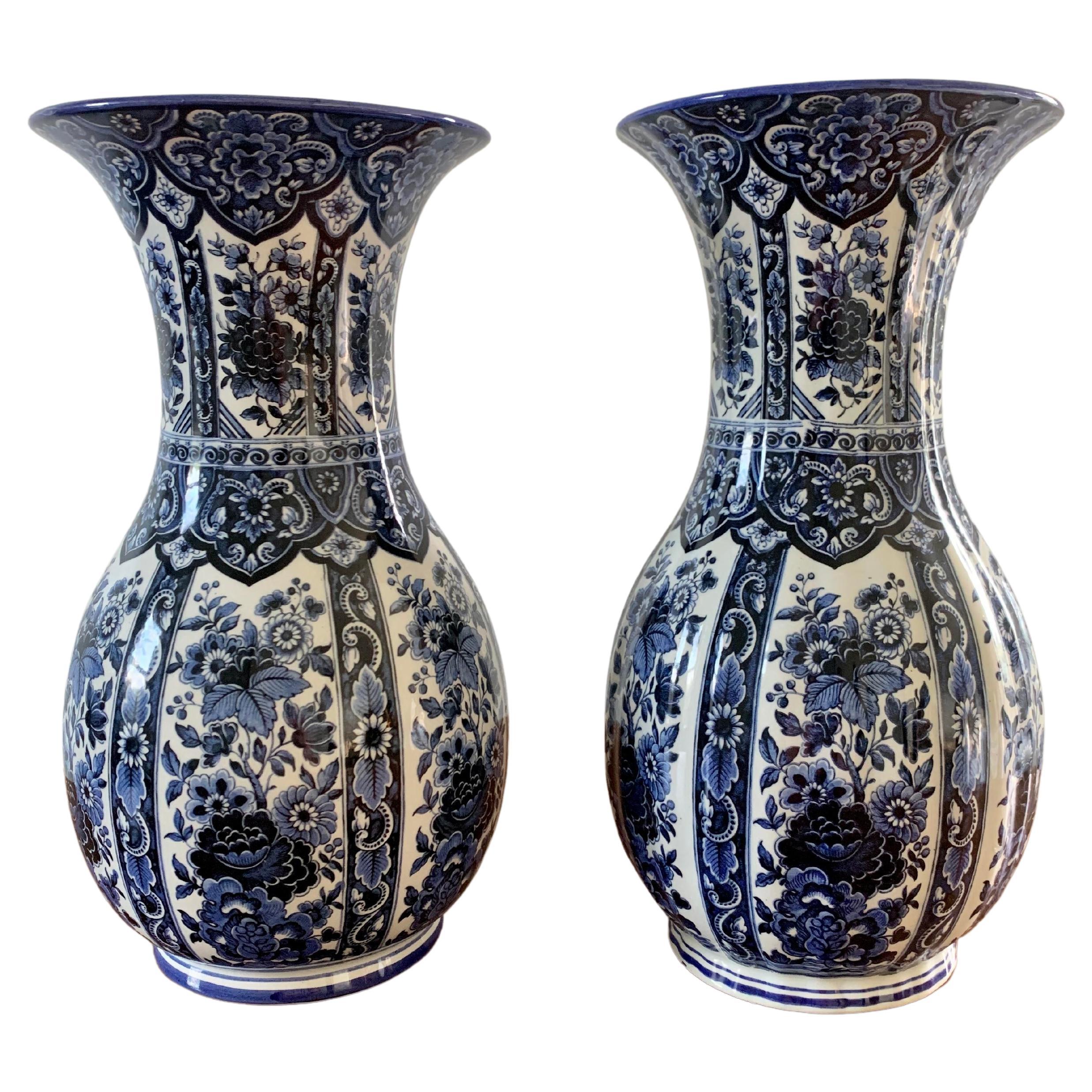 Paire de vases italiens en porcelaine bleue et blanche d'Ardalt Blue Delfia