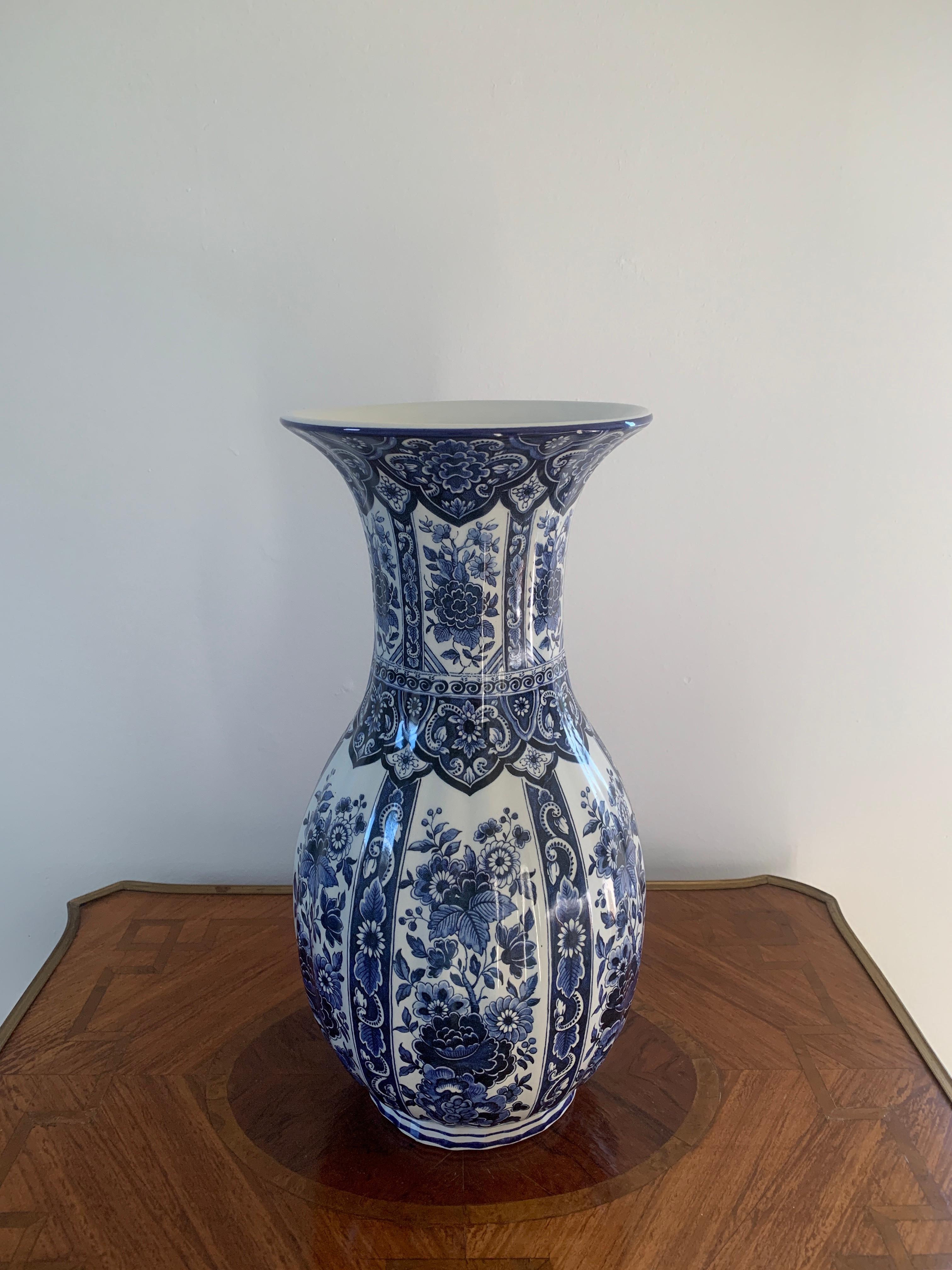 A beautiful mid-20th century Italian blue and white porcelain vase made by Ardalt Blue Delfia.