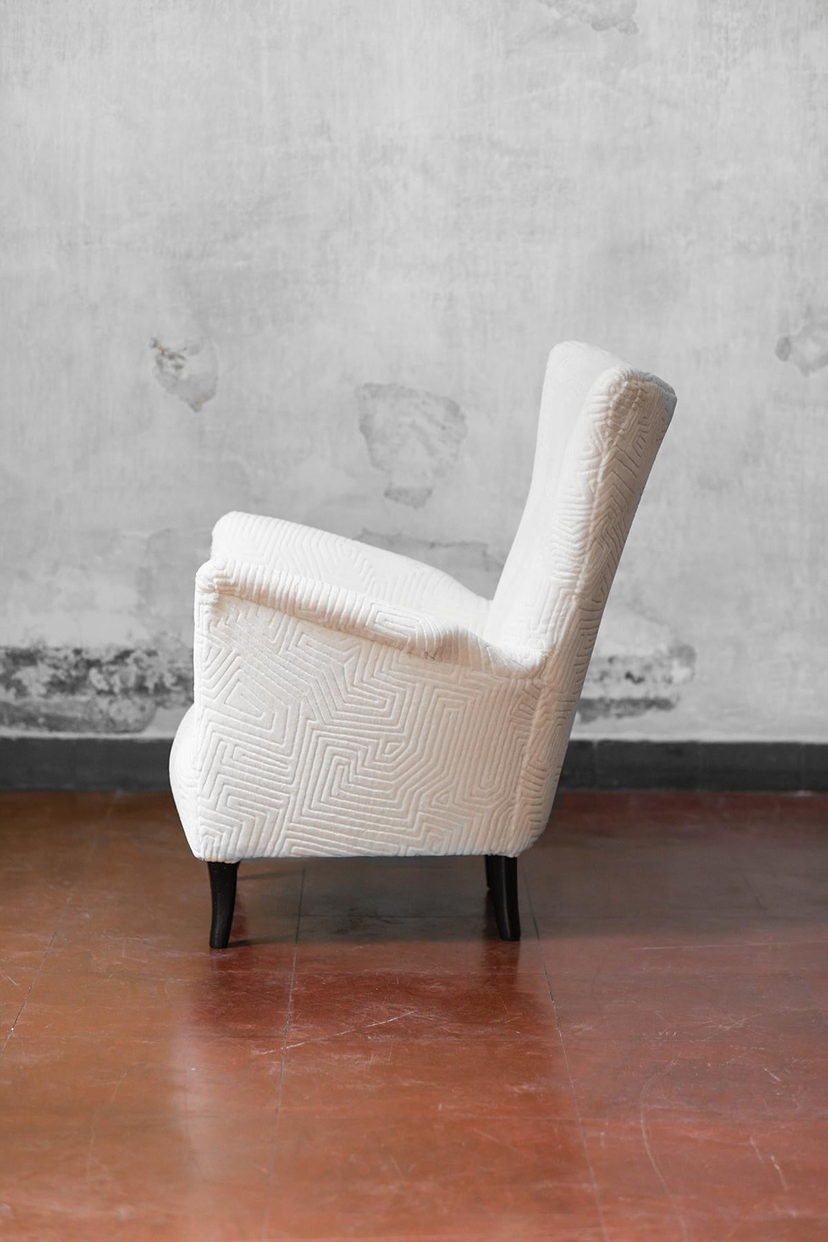 Pair of Mid-Century armchairs in Dedar fabric For Sale 1