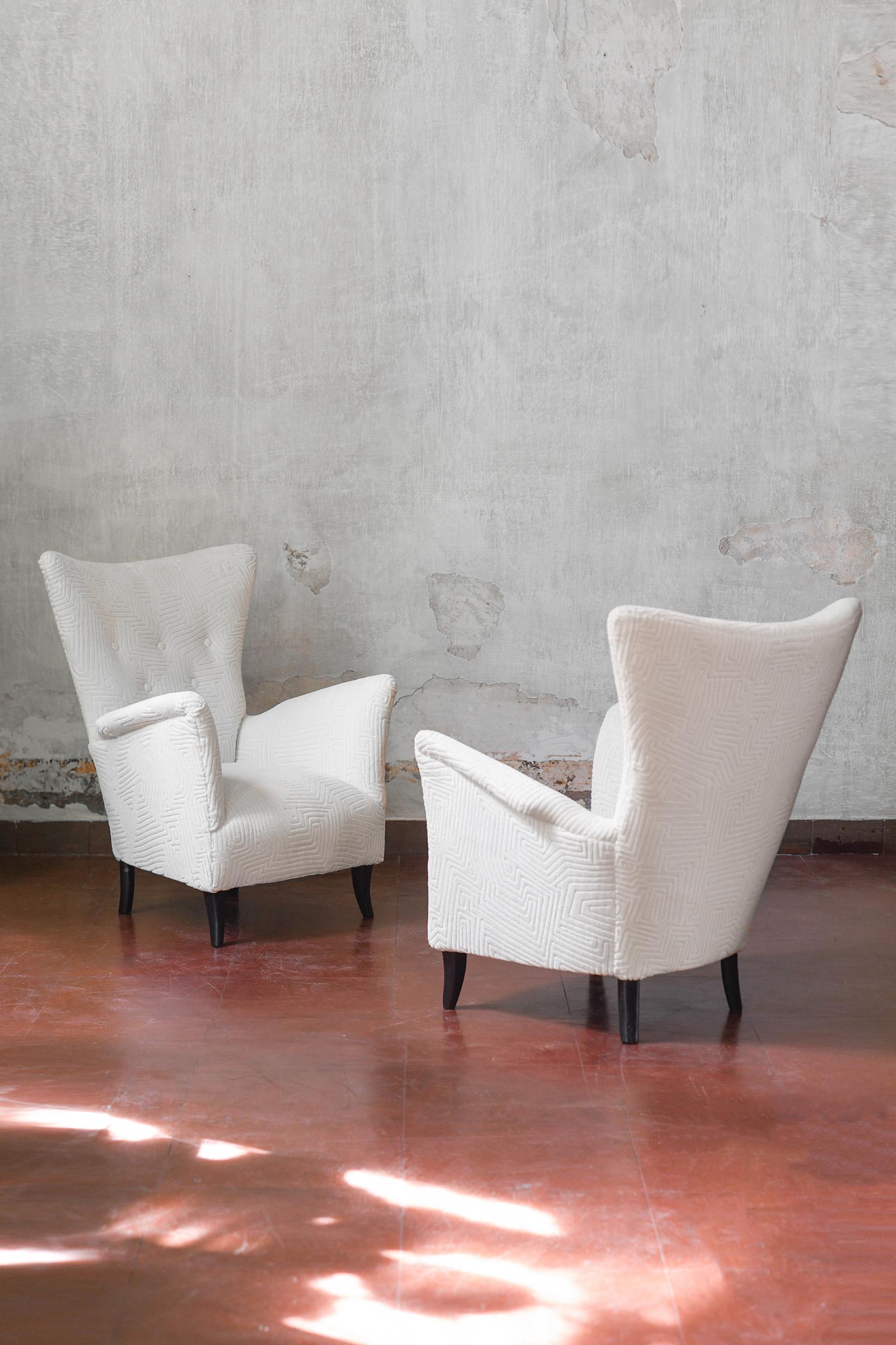 Pair of Mid-Century armchairs in Dedar fabric In Good Condition For Sale In Roma, RM