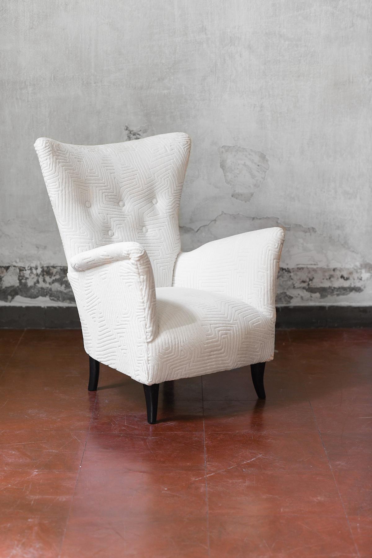 Milieu du XXe siècle Paire de fauteuils du milieu du siècle en tissu Dedar en vente
