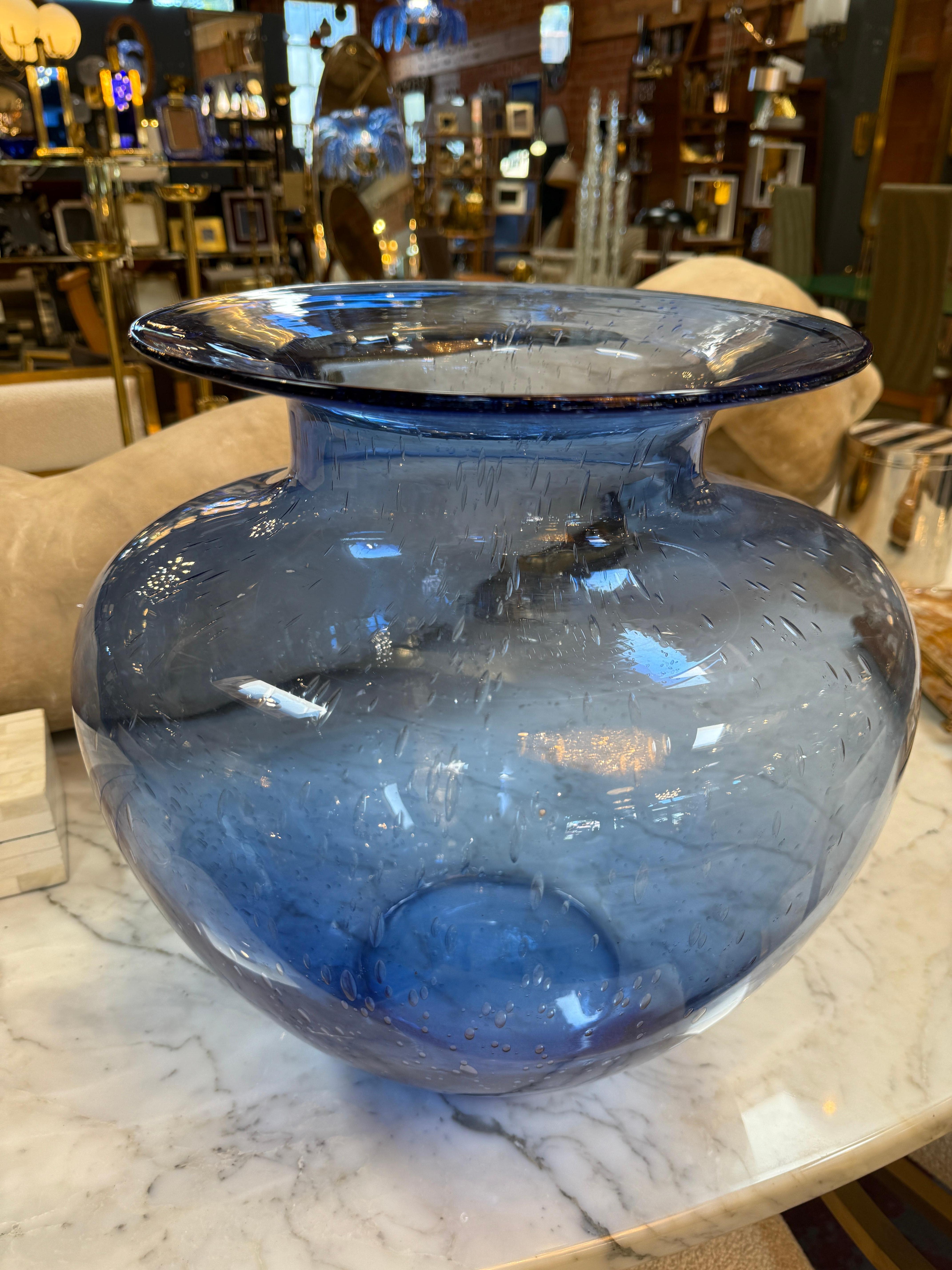 Ce vase exquis, soufflé à la main, met en valeur l'art du design du verre italien. Il présente un dégradé de cobalt profond et de bleu ciel avec une transparence subtile qui met en valeur sa forme sculpturale. Le corps arrondi est magnifiquement