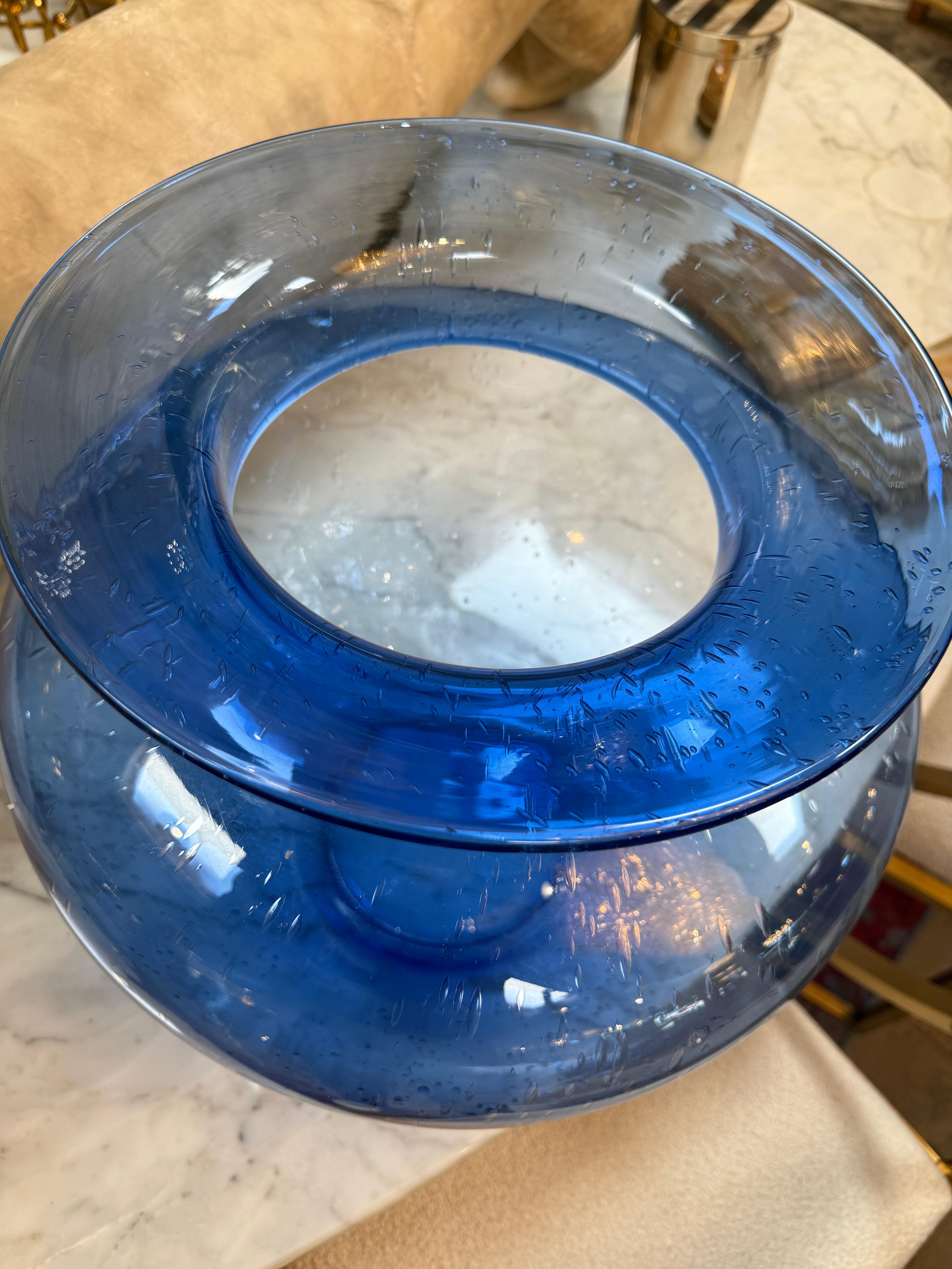 Verre d'art Vase italien en verre d'art bleu, 1970 en vente