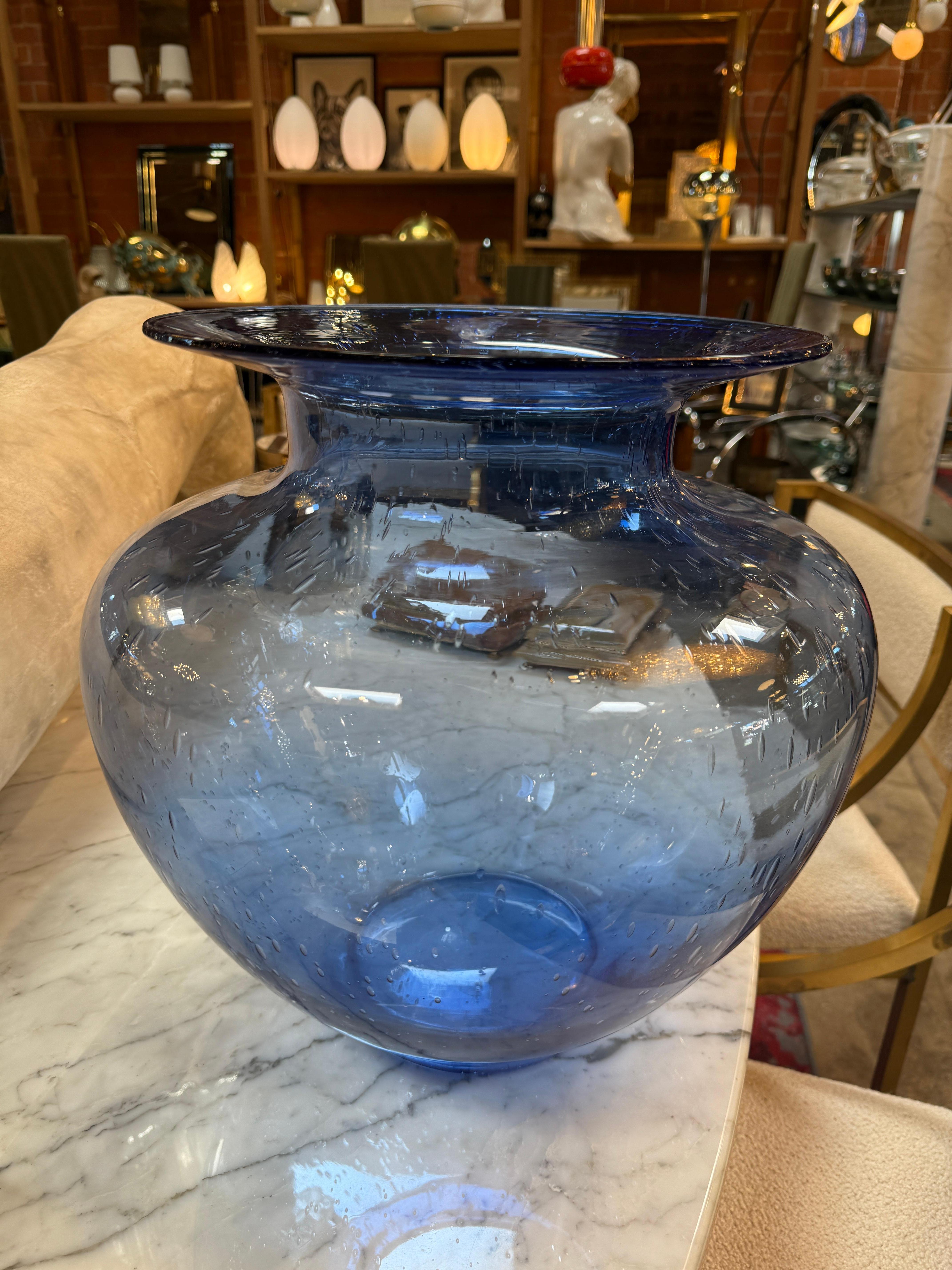 Vase italien en verre d'art bleu, 1970 en vente 2