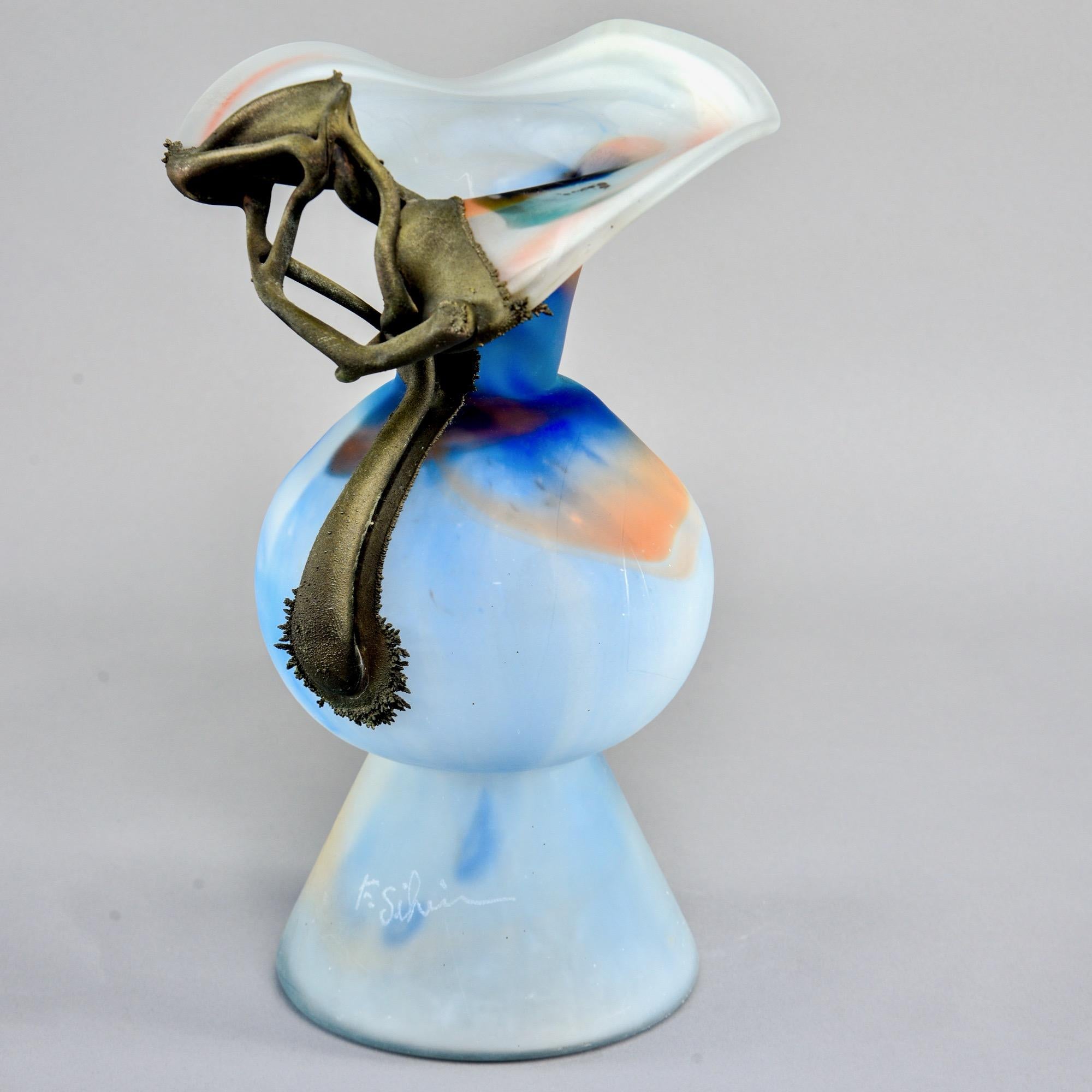 Vaso in vetro artistico italiano nei toni del blu con accenti arancioni e sovrapposizione di bronzo che sembra un fiore astratto o una foglia/vite, circa anni '80. Firmato dall'artista.