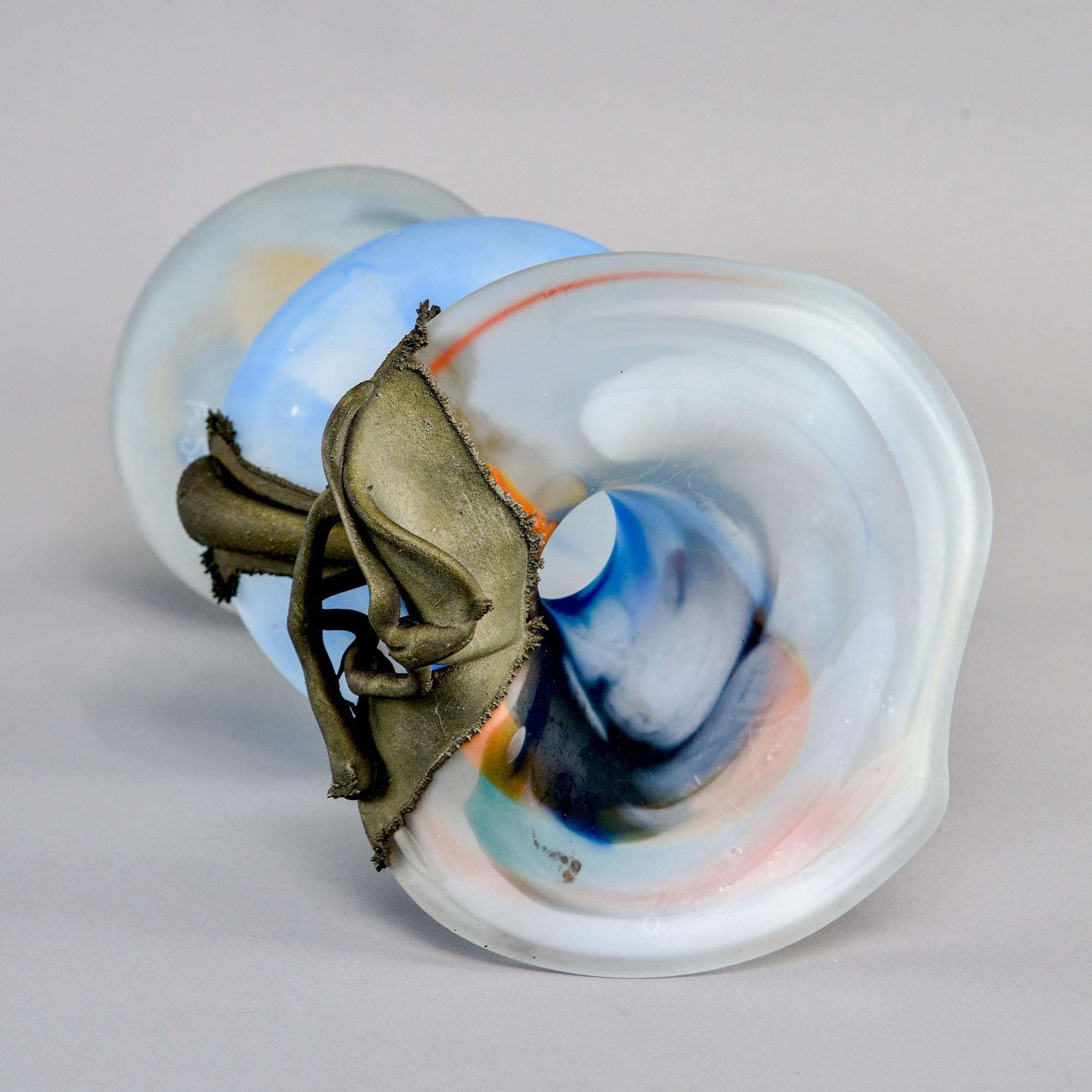 Vaso in vetro artistico blu italiano con sovrapposizione di fiori in bronzo in vendita 3
