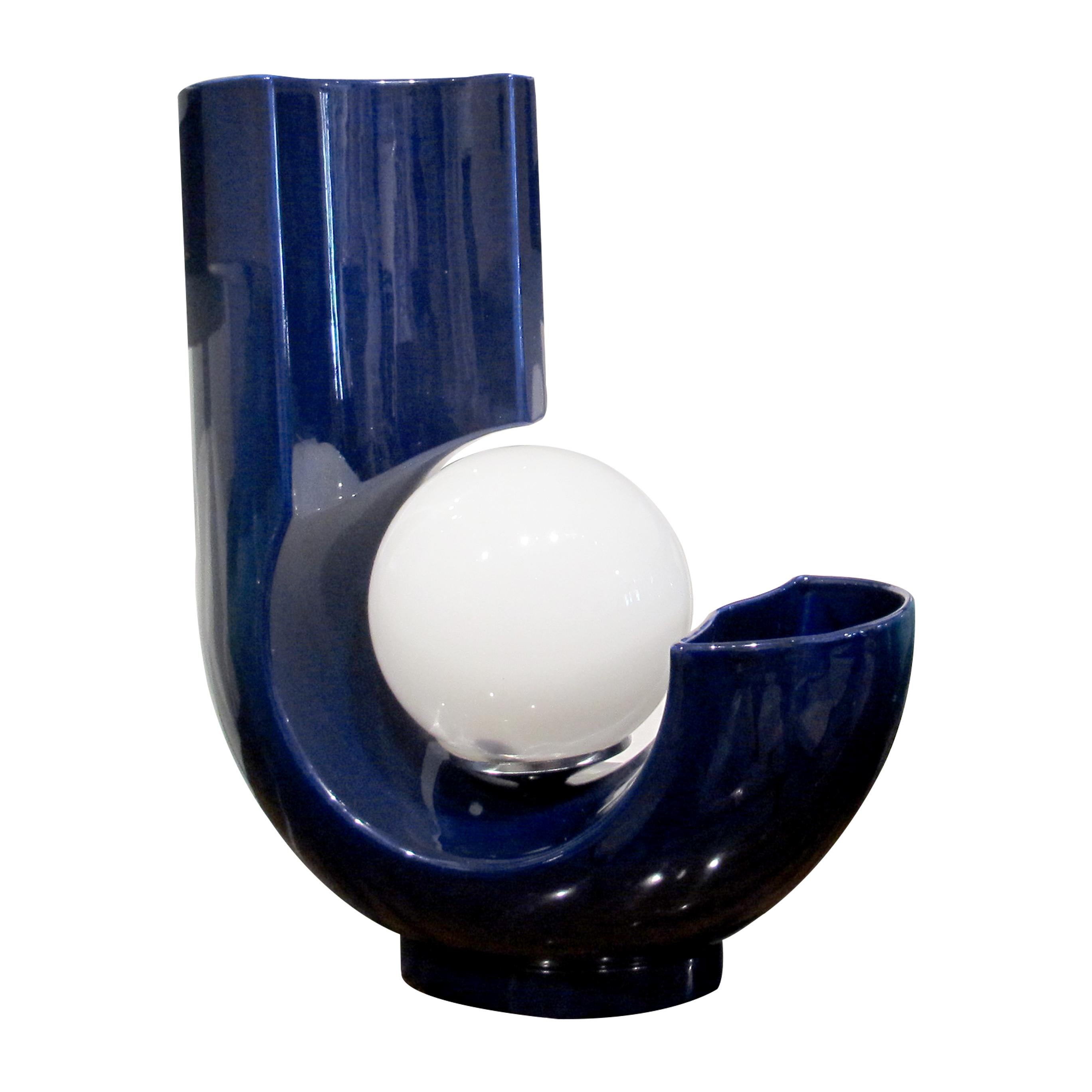 Mid-Century Modern Lampe de bureau italienne en céramique émaillée bleue avec globe opale et détail de vase, 1970 en vente