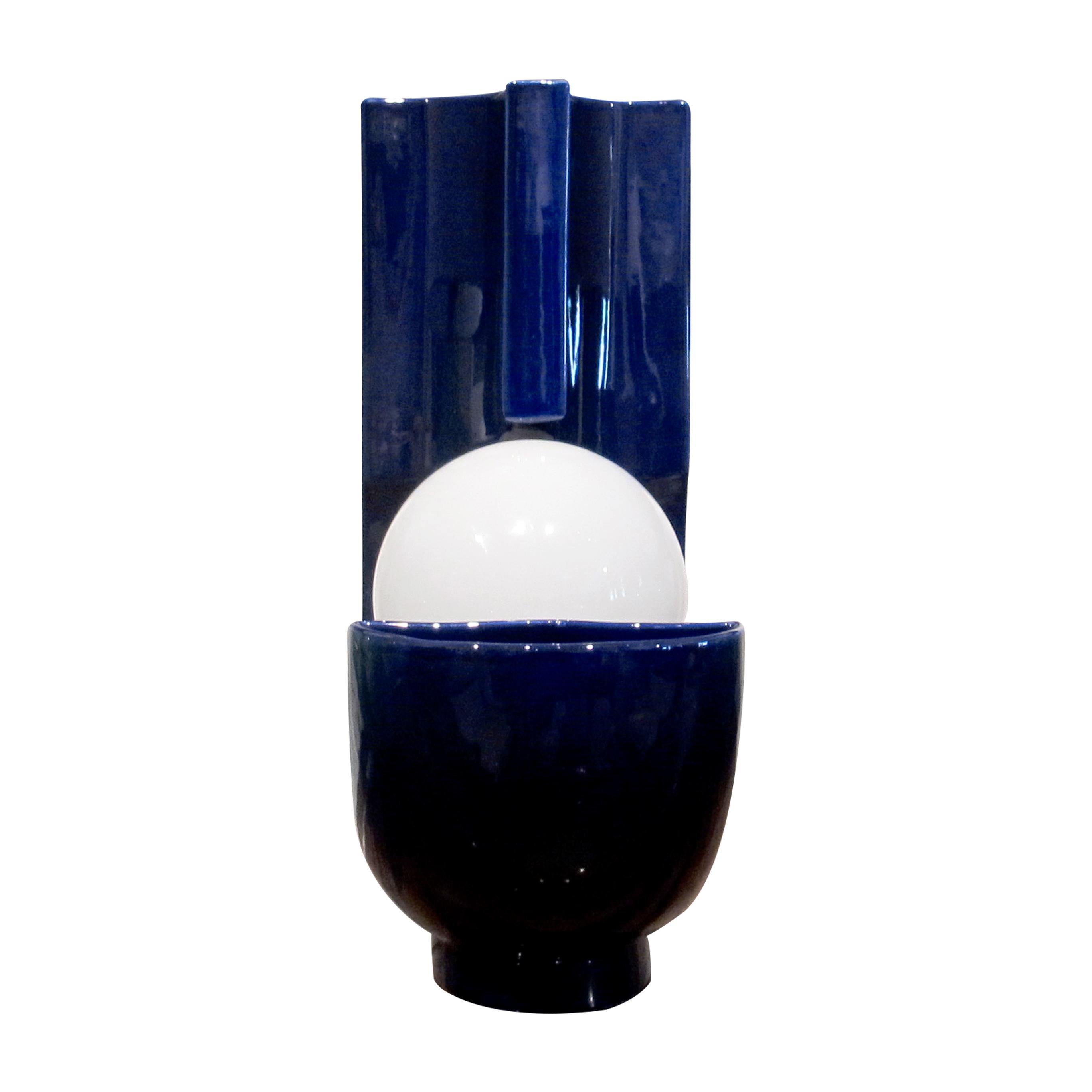 Vernissé Lampe de bureau italienne en céramique émaillée bleue avec globe opale et détail de vase, 1970 en vente