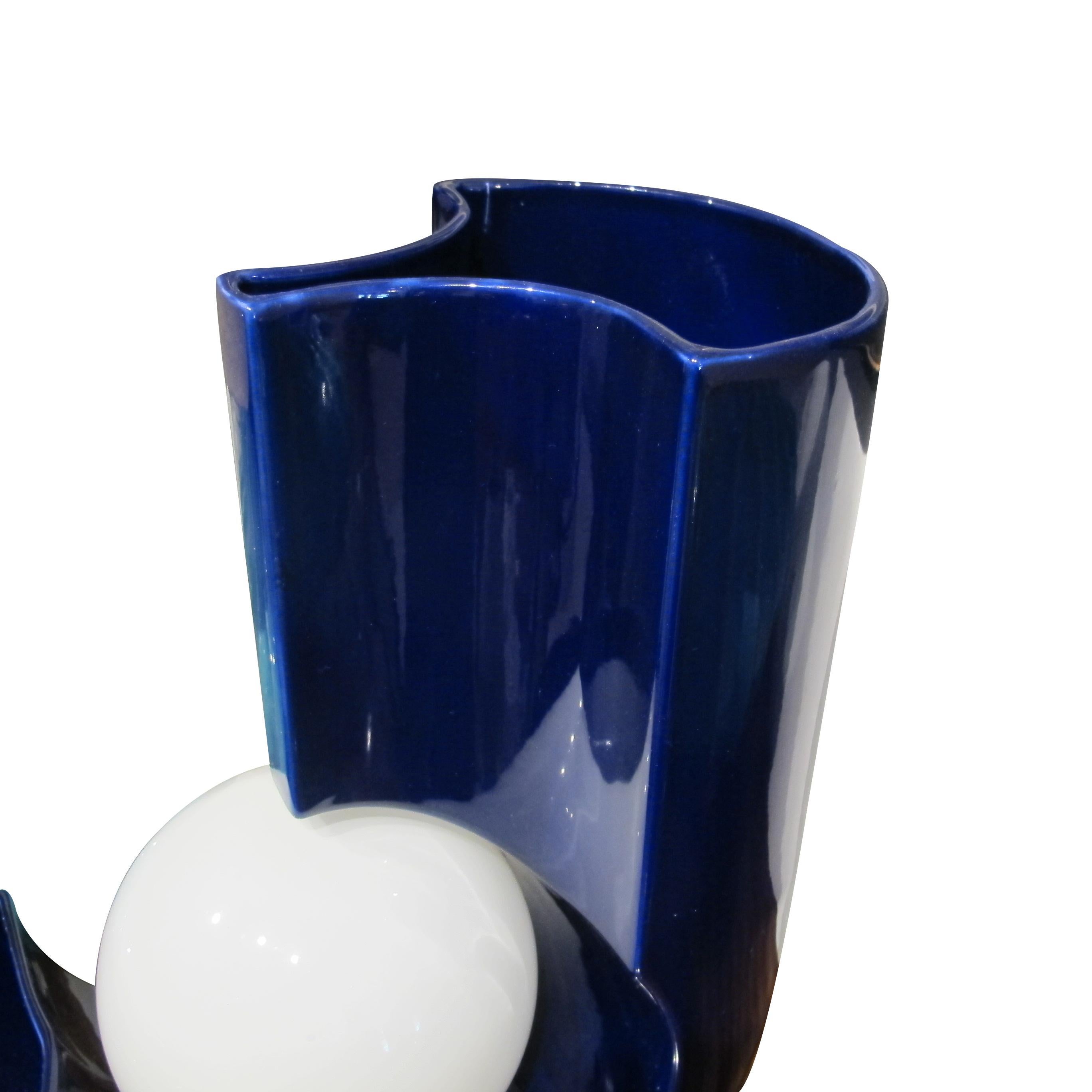 Fin du XVIIe siècle Lampe de bureau italienne en céramique émaillée bleue avec globe opale et détail de vase, 1970 en vente