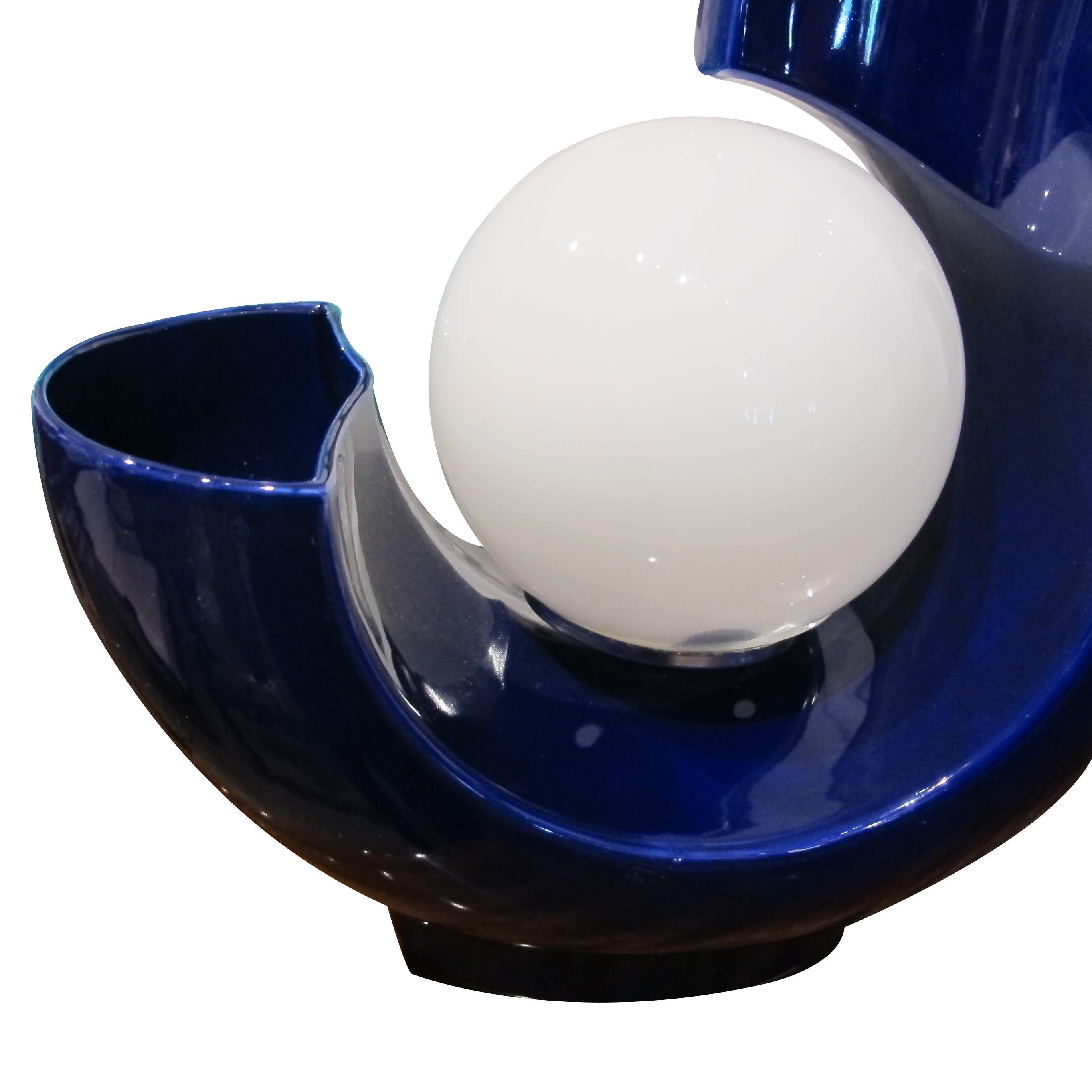 Céramique Lampe de bureau italienne en céramique émaillée bleue avec globe opale et détail de vase, 1970 en vente