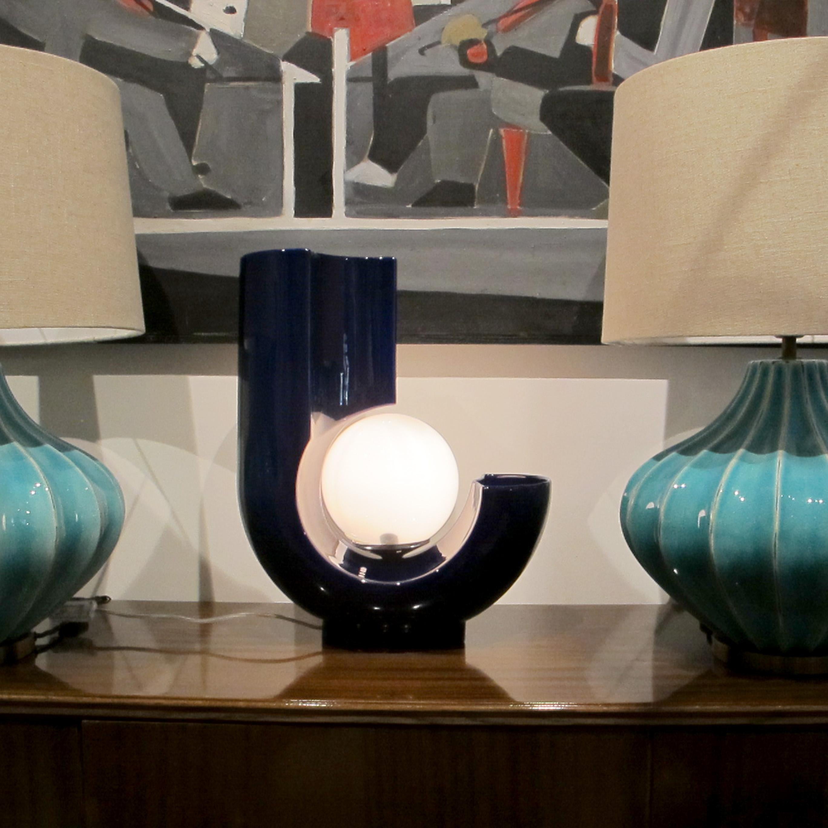 Lampe de bureau italienne en céramique émaillée bleue avec globe opale et détail de vase, 1970 en vente 1