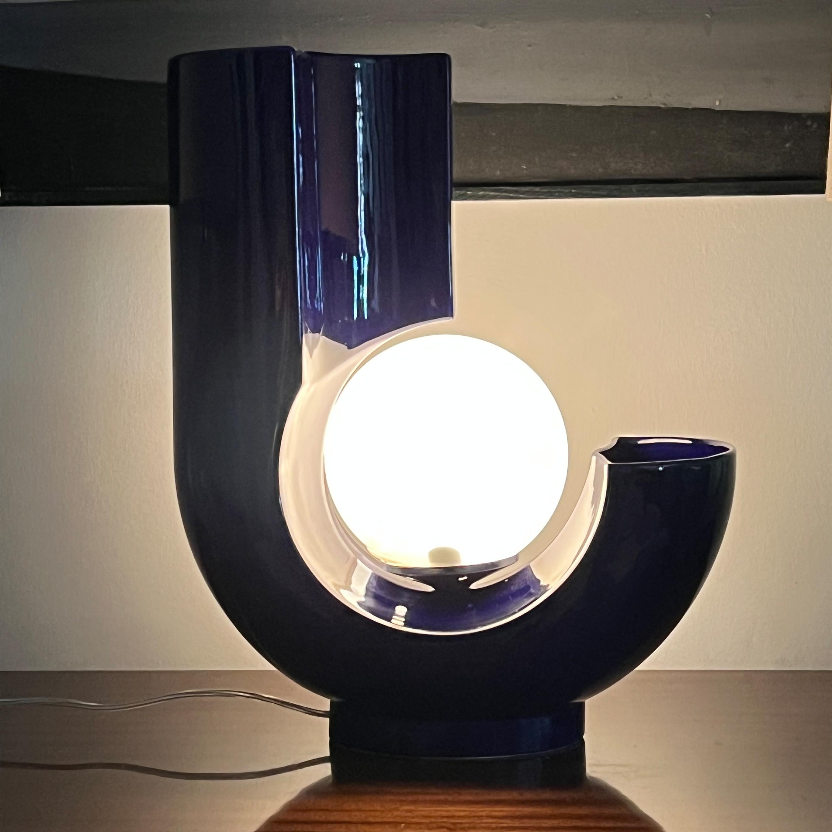 Lampe de bureau italienne en céramique émaillée bleue avec globe opale et détail de vase, 1970 en vente 2