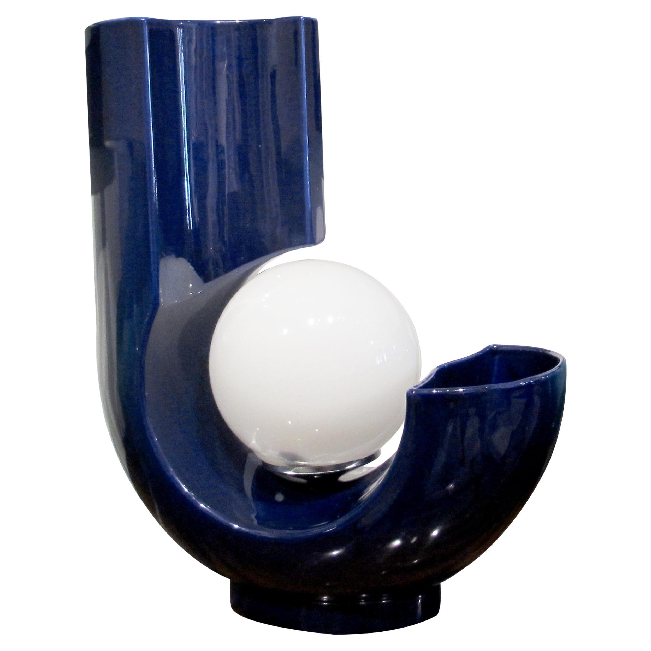 Lampe de bureau italienne en céramique émaillée bleue avec globe opale et détail de vase, 1970