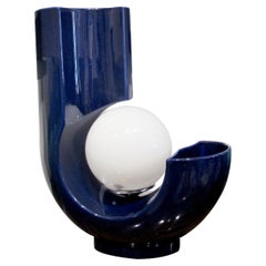 Lampe de bureau italienne en céramique émaillée bleue avec globe opale et détail de vase, 1970