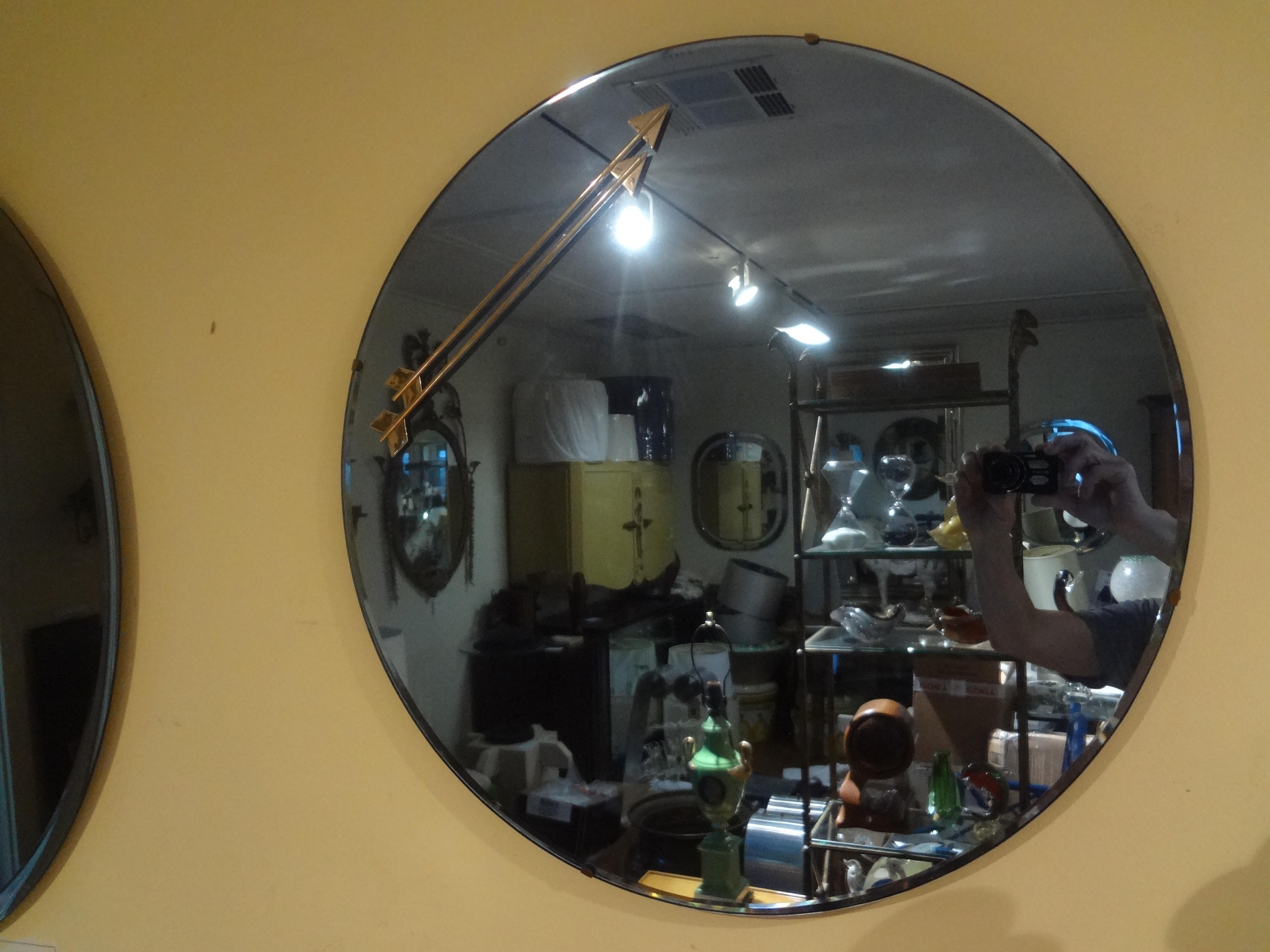 Miroir italien bleu avec accents à double flèche d'après Fontana Arte.
Insolite miroir rond italien bleu avec deux flèches chromées attachées.
Miroir d'appoint parfait pour une salle d'eau ou groupé avec d'autres miroirs.
Spectaculaire !
