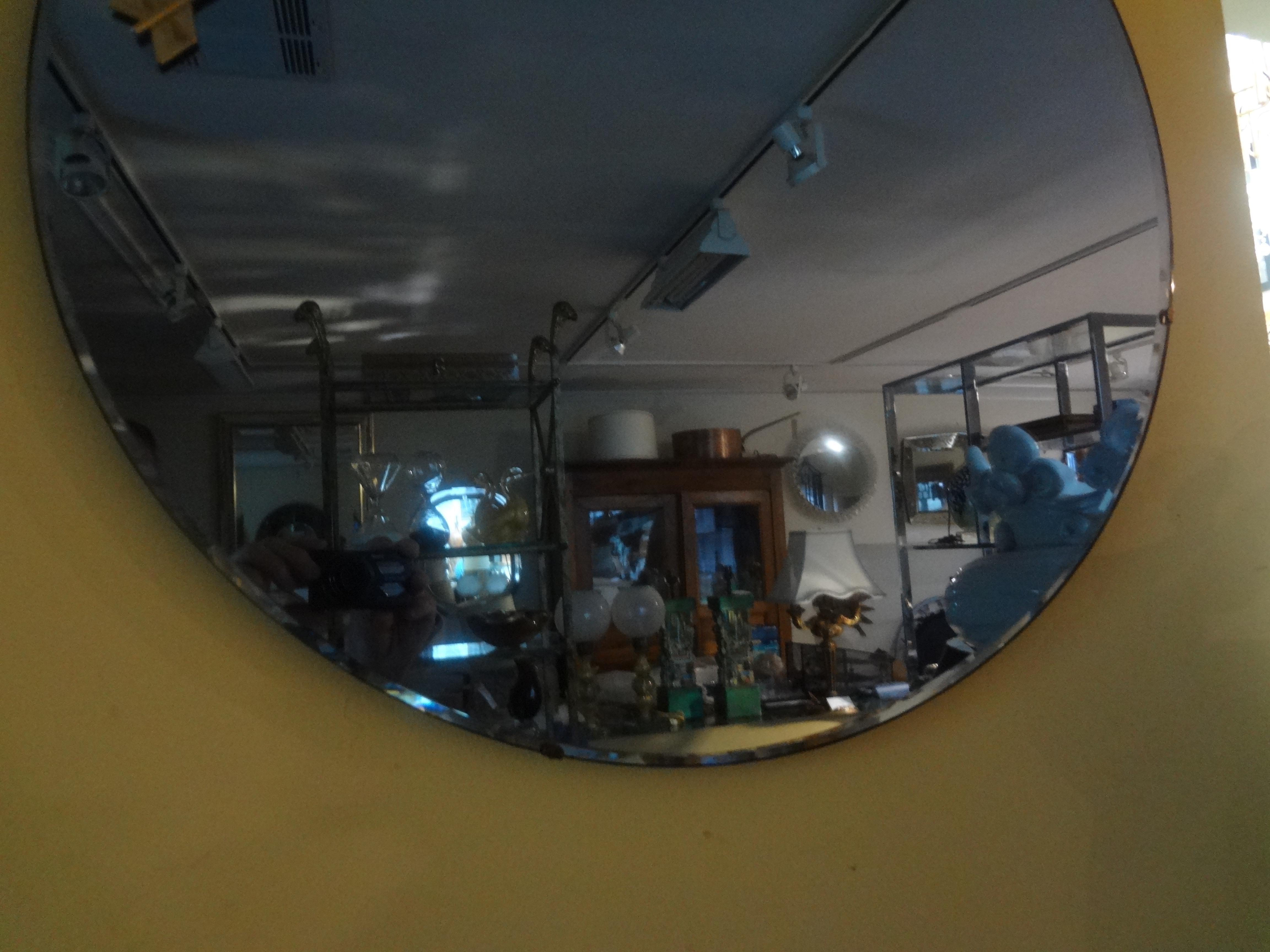 Miroir italien bleu avec accents à double flèche d'après Fontana Arte Bon état - En vente à Houston, TX