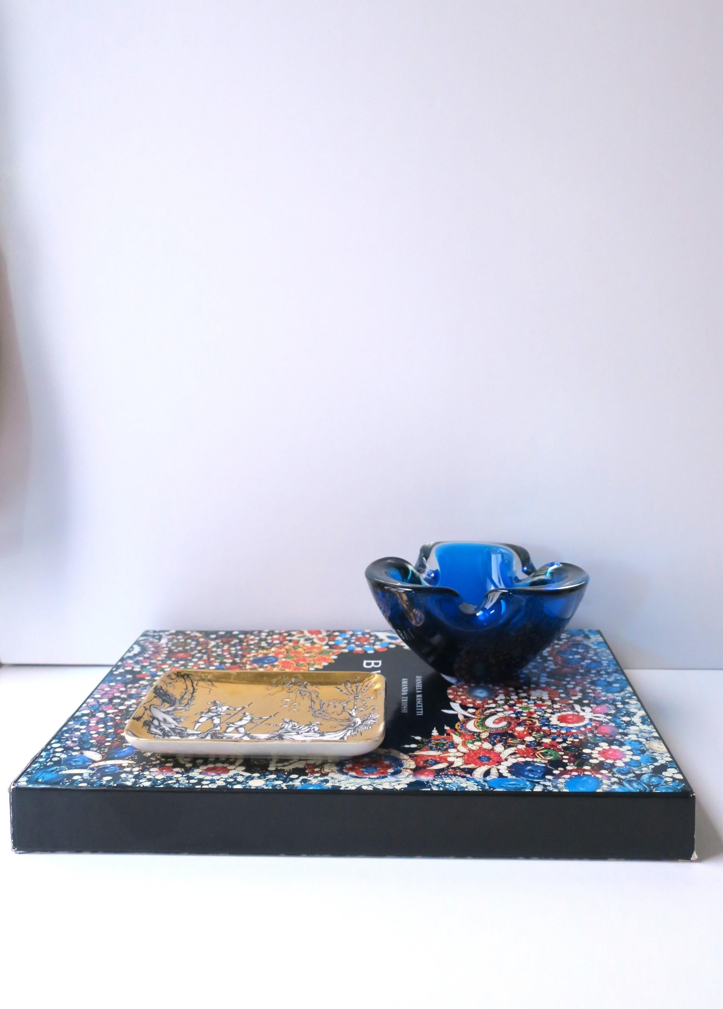 Italian Blue Murano Art Glass Bowl after Barbini In Good Condition For Sale In New York, NY