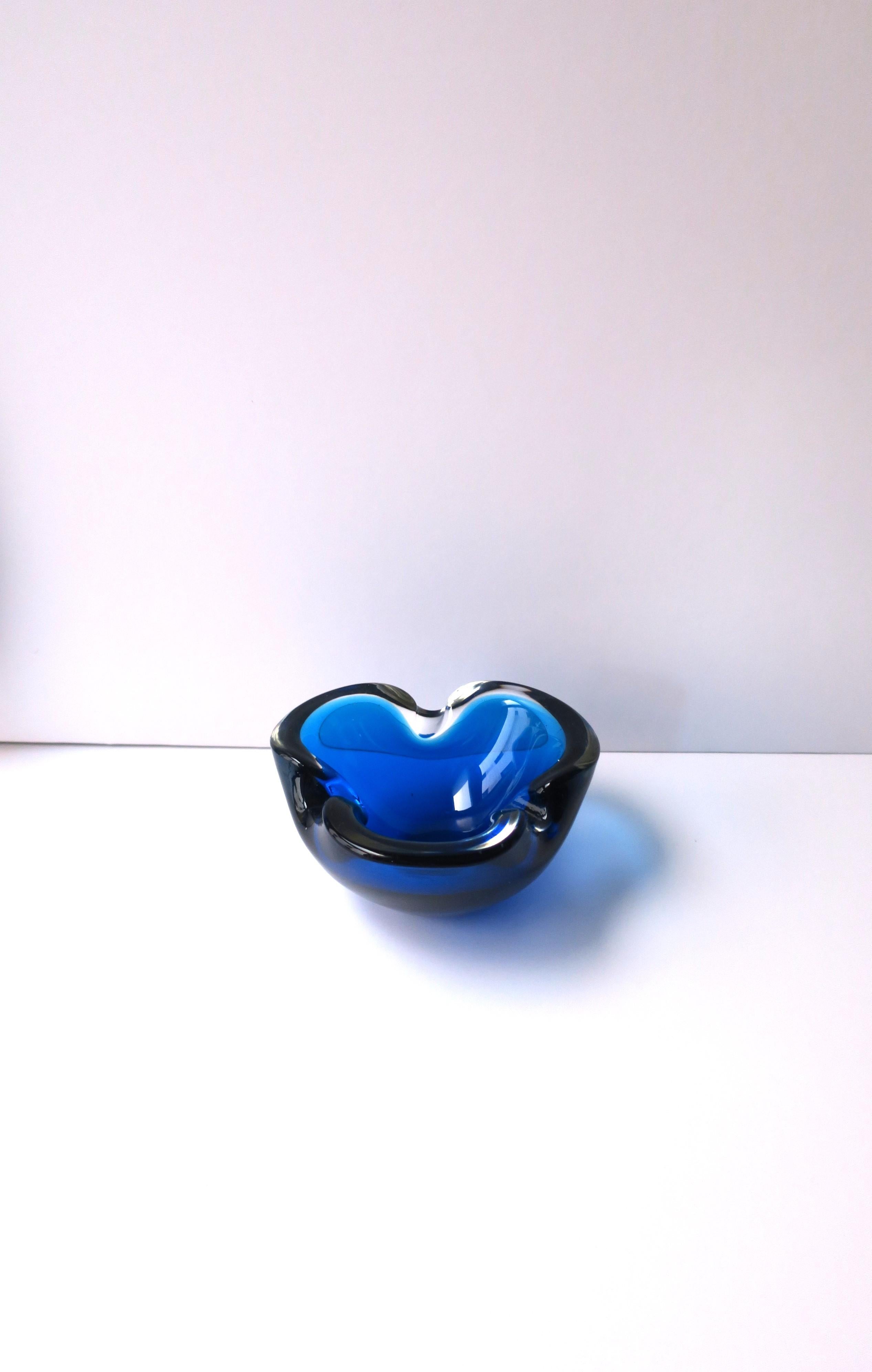 20th Century Italian Blue Murano Art Glass Bowl after Barbini For Sale