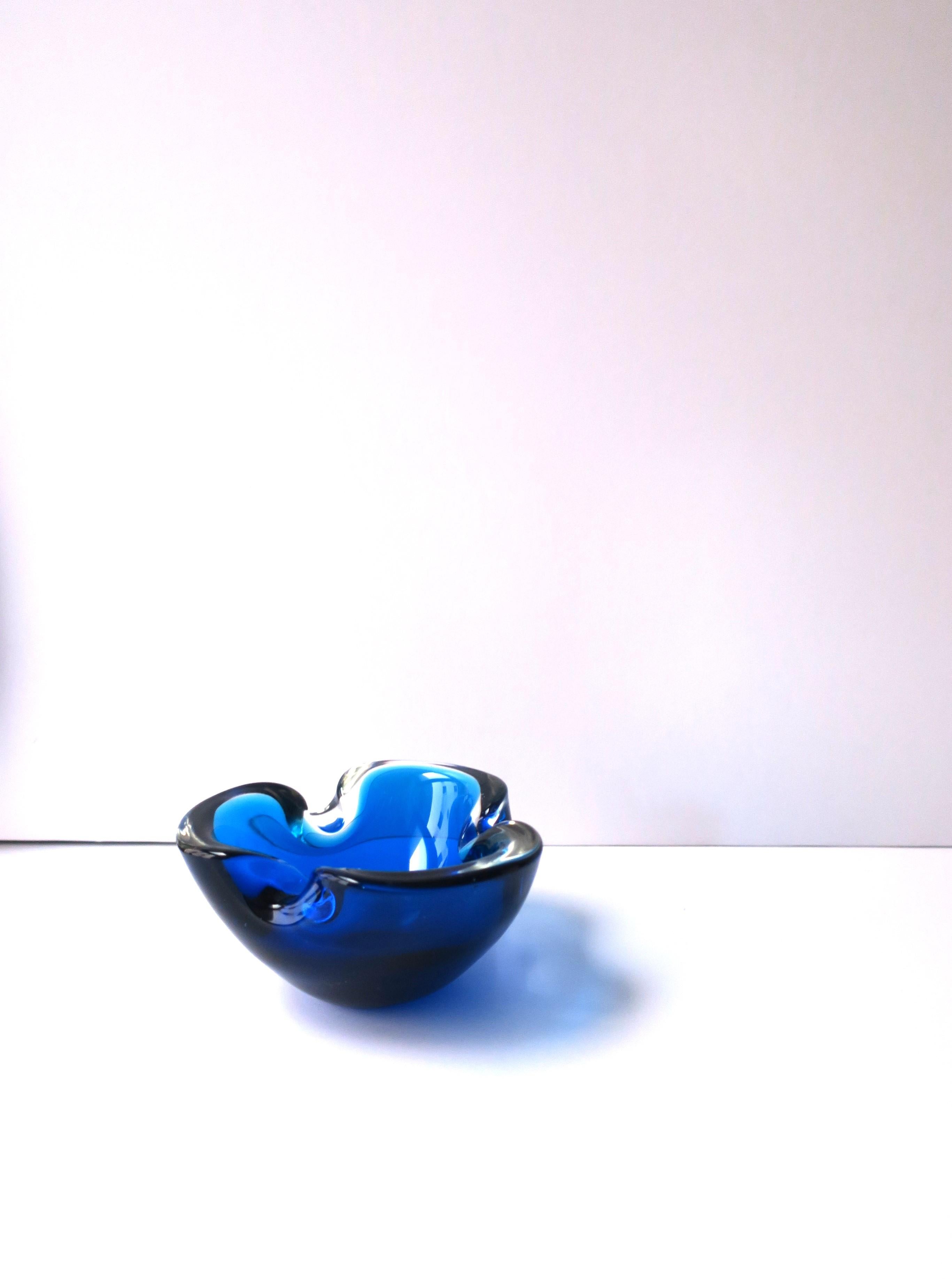 Italian Blue Murano Art Glass Bowl after Barbini For Sale 1
