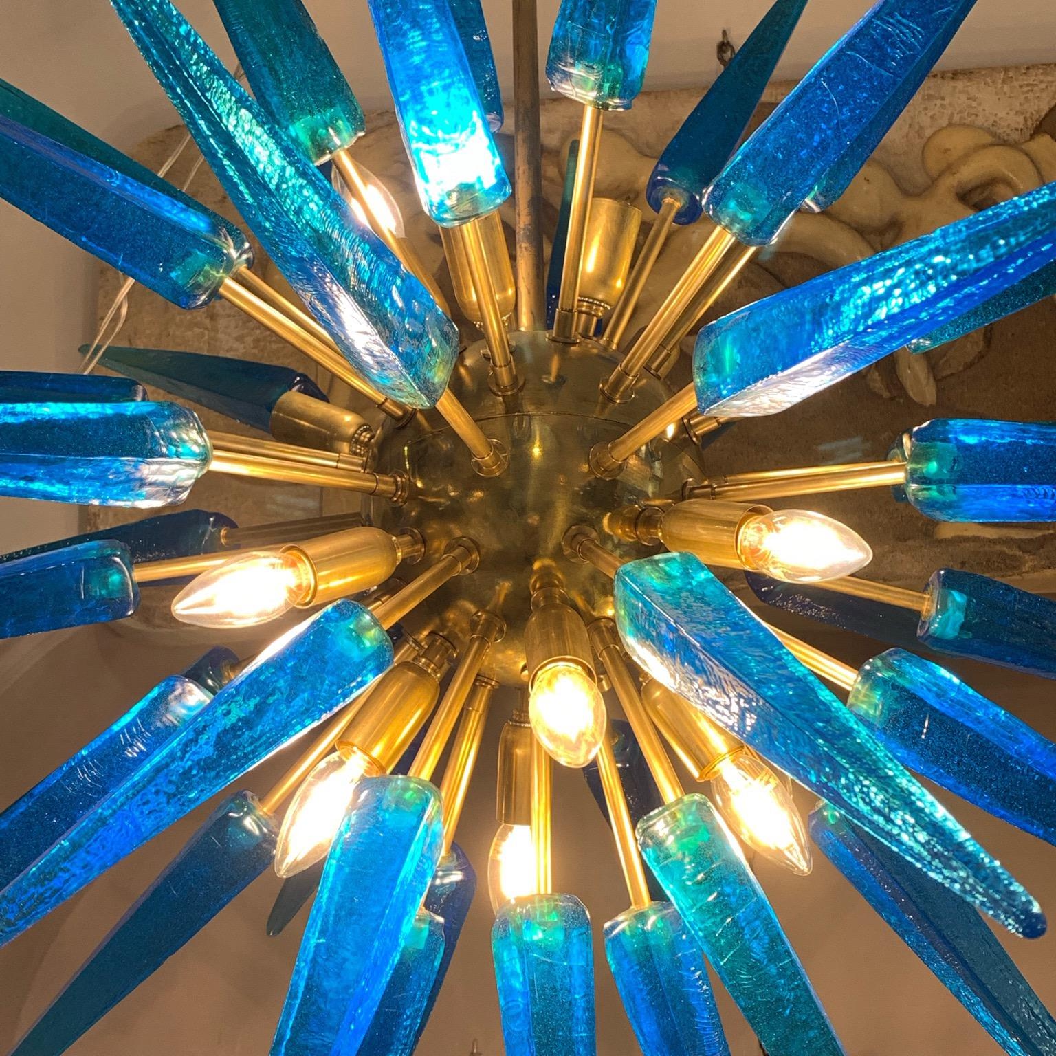 Italian Blue Murano Glass Sputnik Chandelier Brass Structure, 1970s In Excellent Condition In Florence, IT