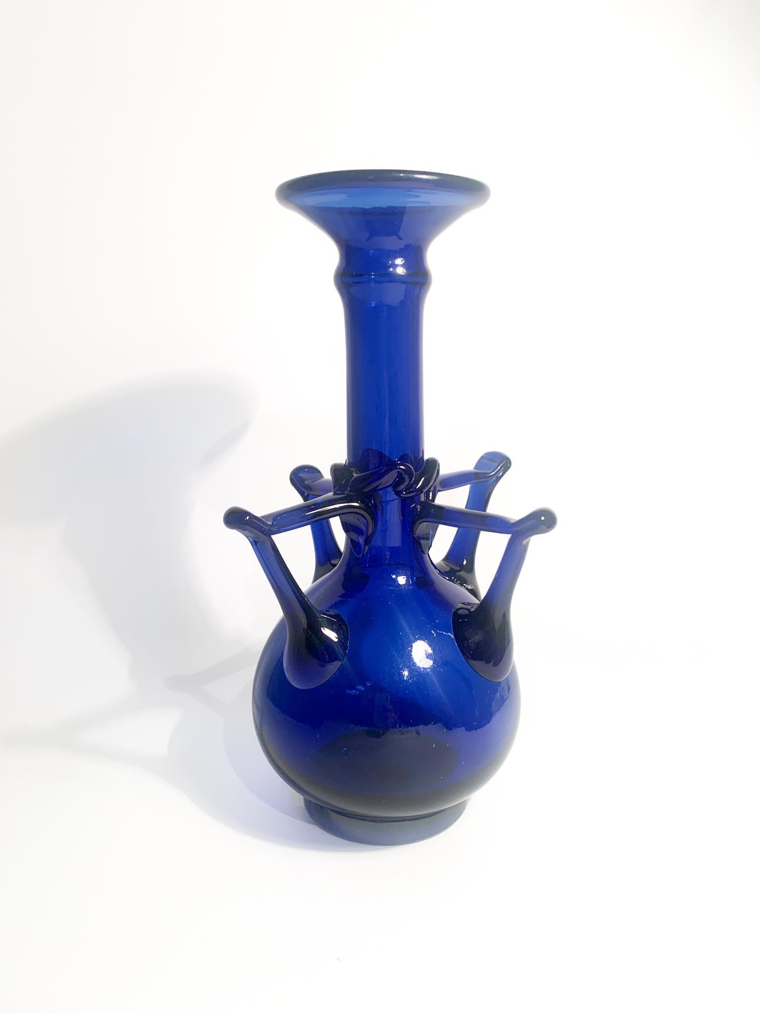 Vase aus blauem Murano-Glas, deren Entstehung den Gebrüdern Toso in den 1940er Jahren zugeschrieben wird

Ø cm 16 h cm 28,5

Barovier&Toso ist eine Glasmanufaktur, die im 20. Jahrhundert für ihre handgefertigten Kollektionen aus dekorativem