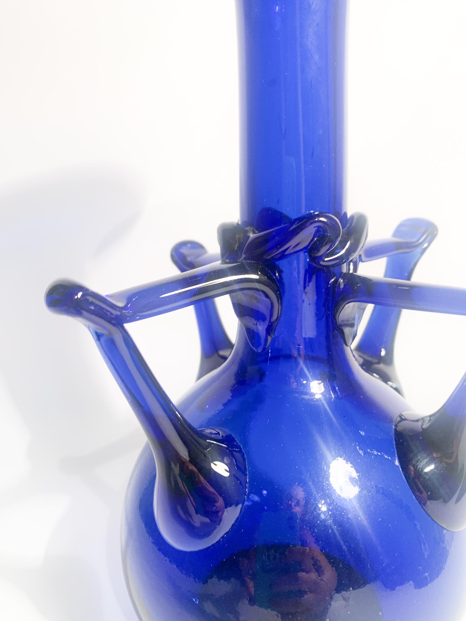 Milieu du XXe siècle Vase italien en verre de Murano bleu attribué à Fratelli Toso, années 1940 en vente
