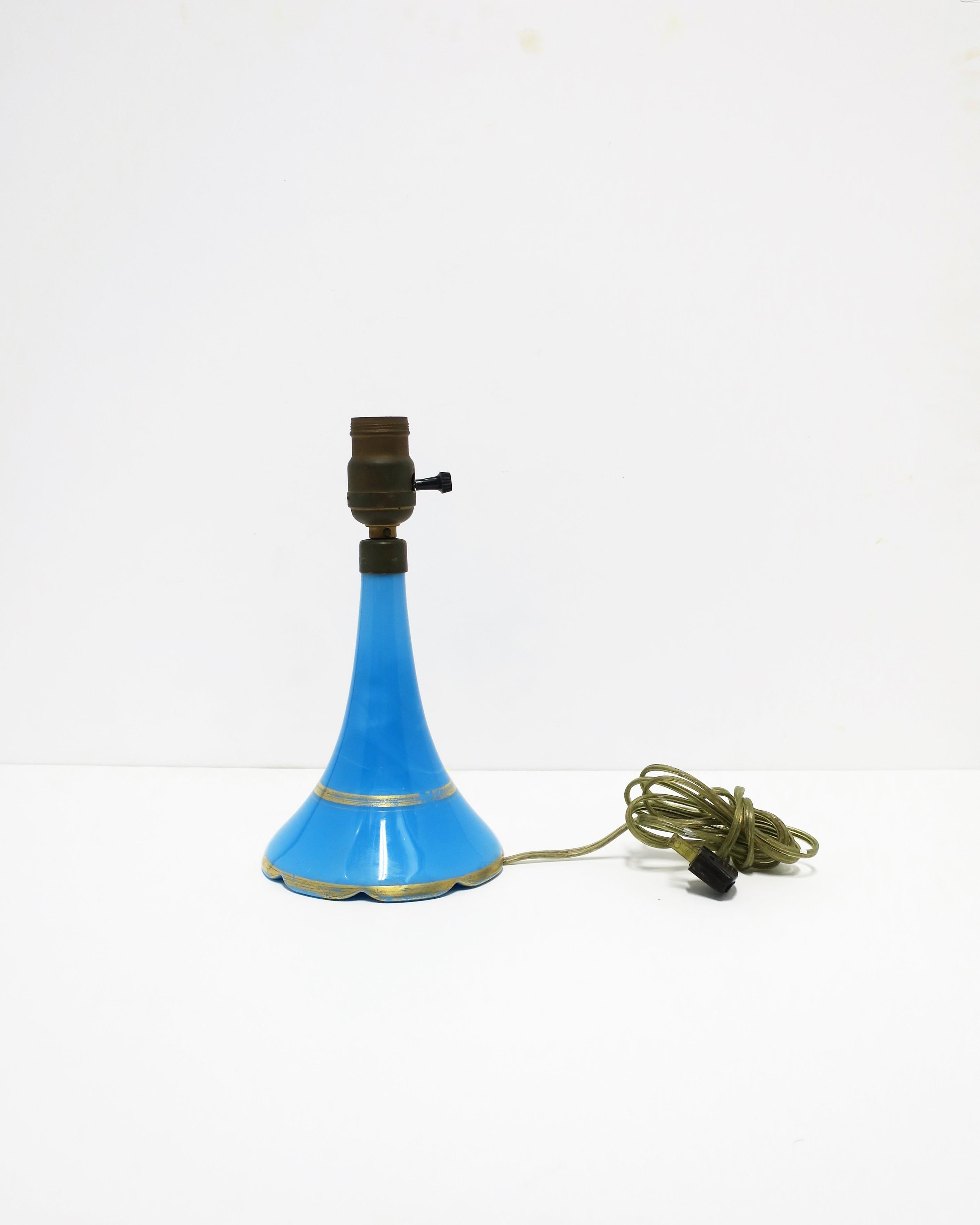 Lampe de bureau italienne en verre opalin bleu avec bord festonné en vente 6