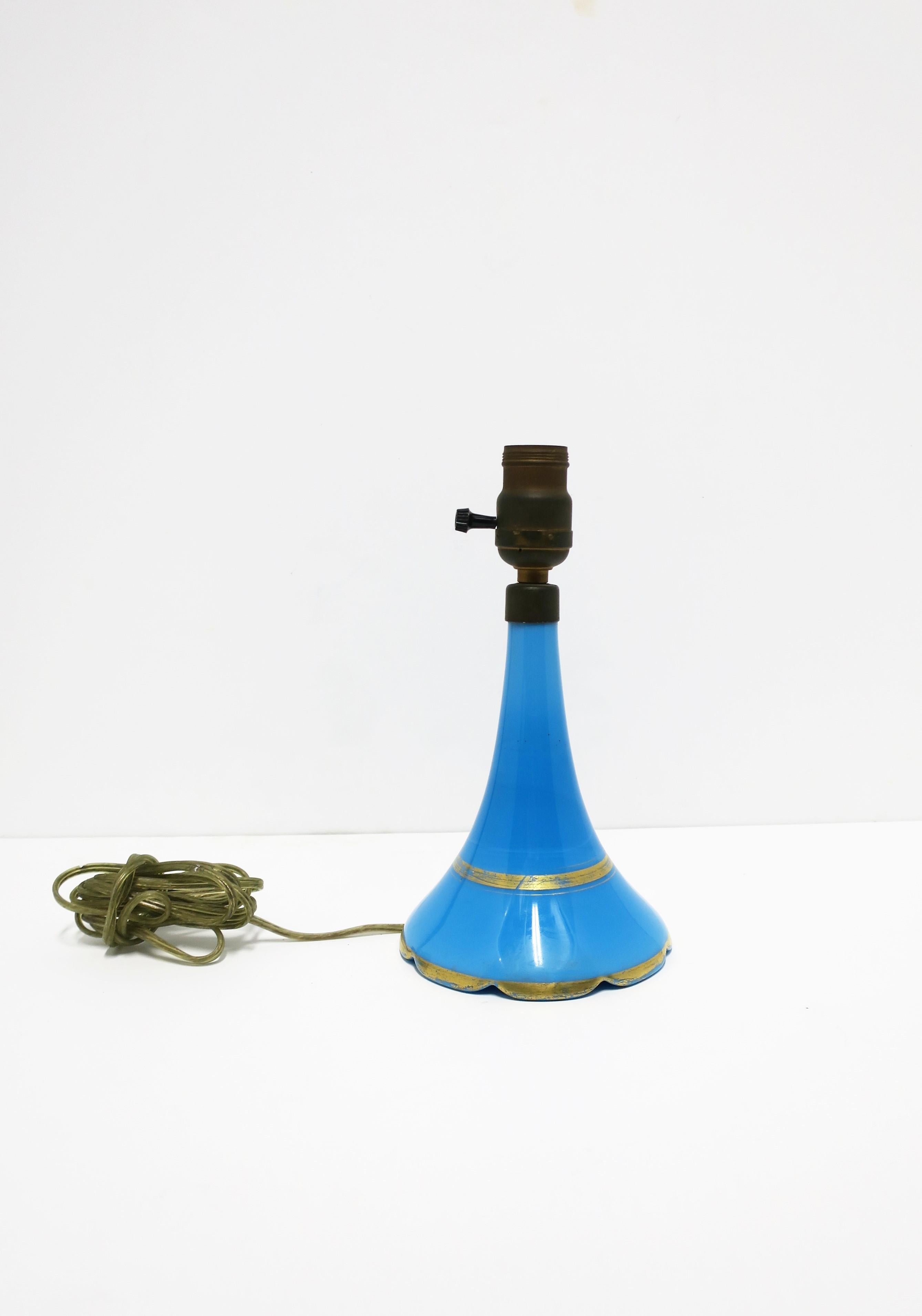 Lampe de bureau italienne en verre opalin bleu avec bord festonné en vente 7