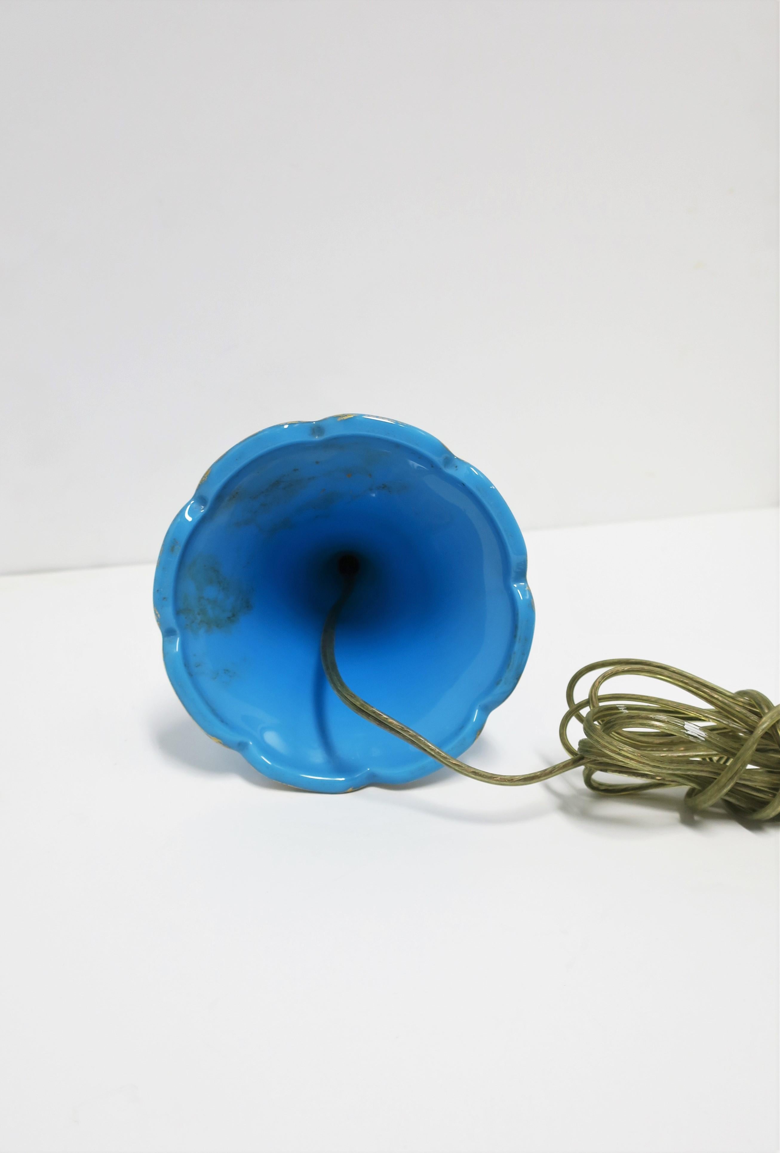 Lampe de bureau italienne en verre opalin bleu avec bord festonné en vente 9