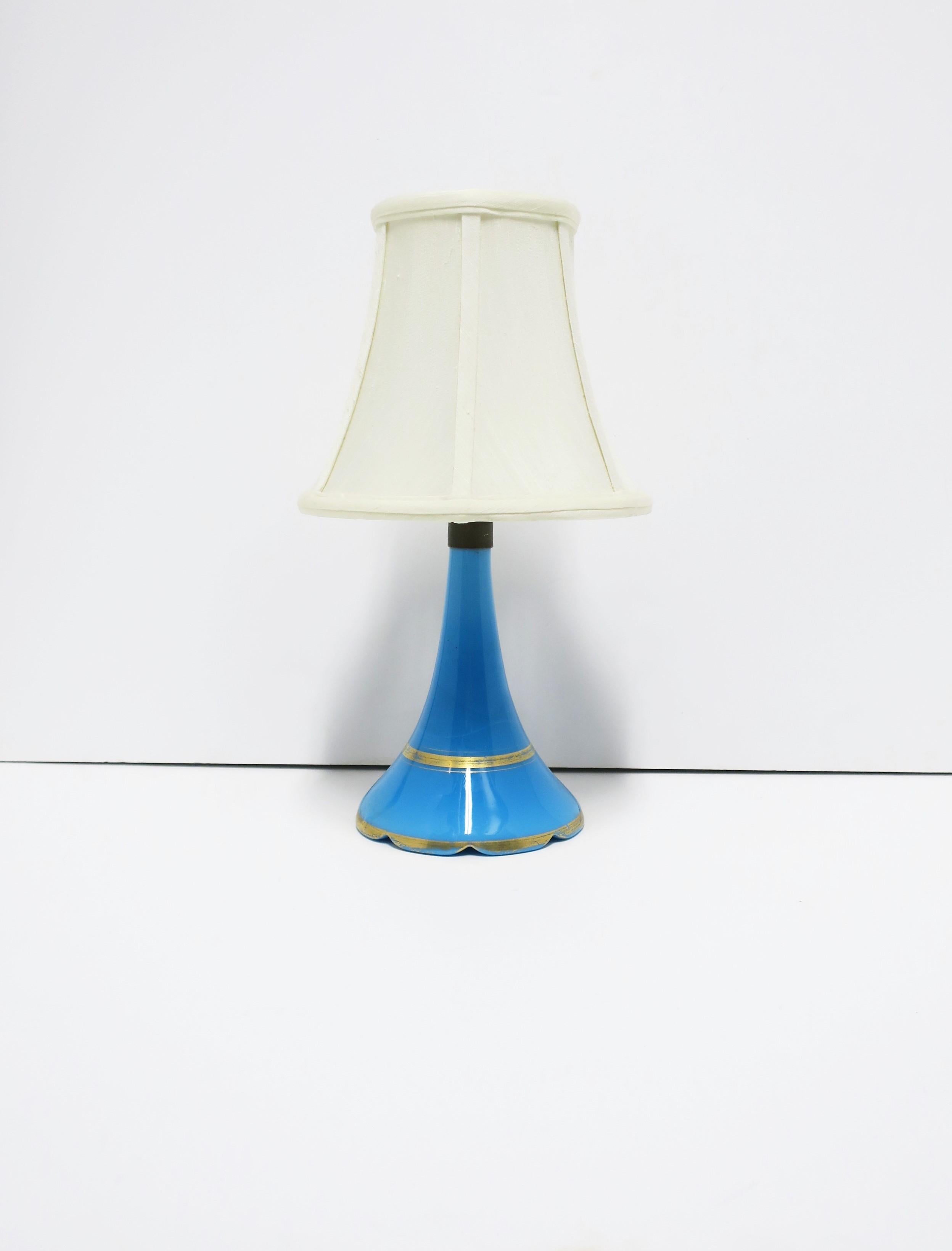 Lampe de bureau italienne en verre opalin bleu avec bord festonné Bon état - En vente à New York, NY