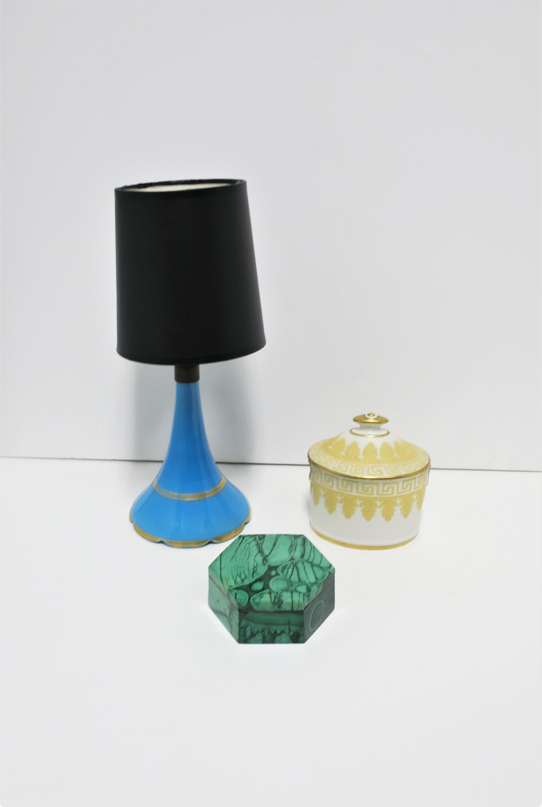 Lampe de bureau italienne en verre opalin bleu avec bord festonné en vente 1