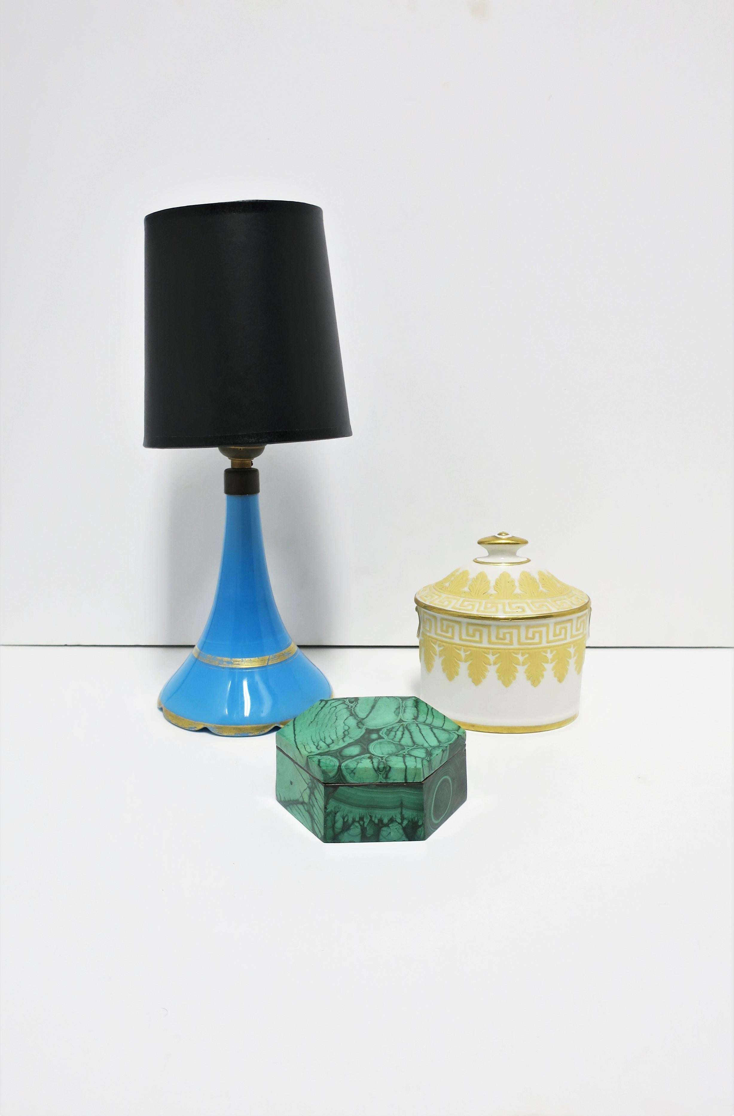 Lampe de bureau italienne en verre opalin bleu avec bord festonné en vente 2