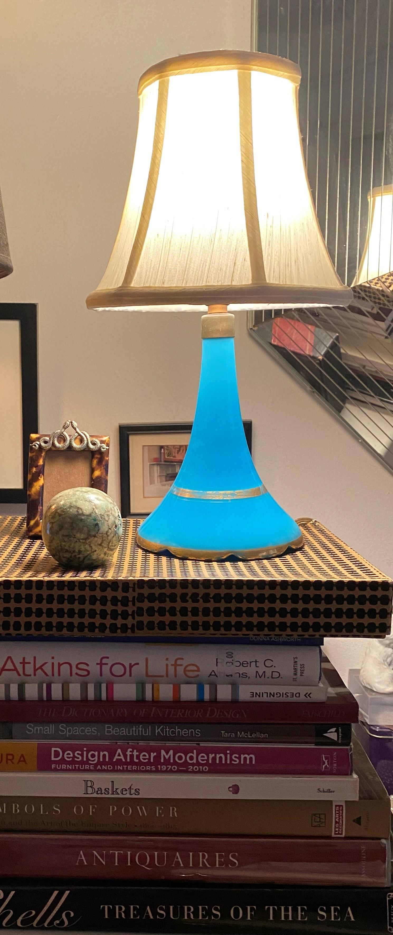 Lampe de bureau italienne en verre opalin bleu avec bord festonné en vente 3