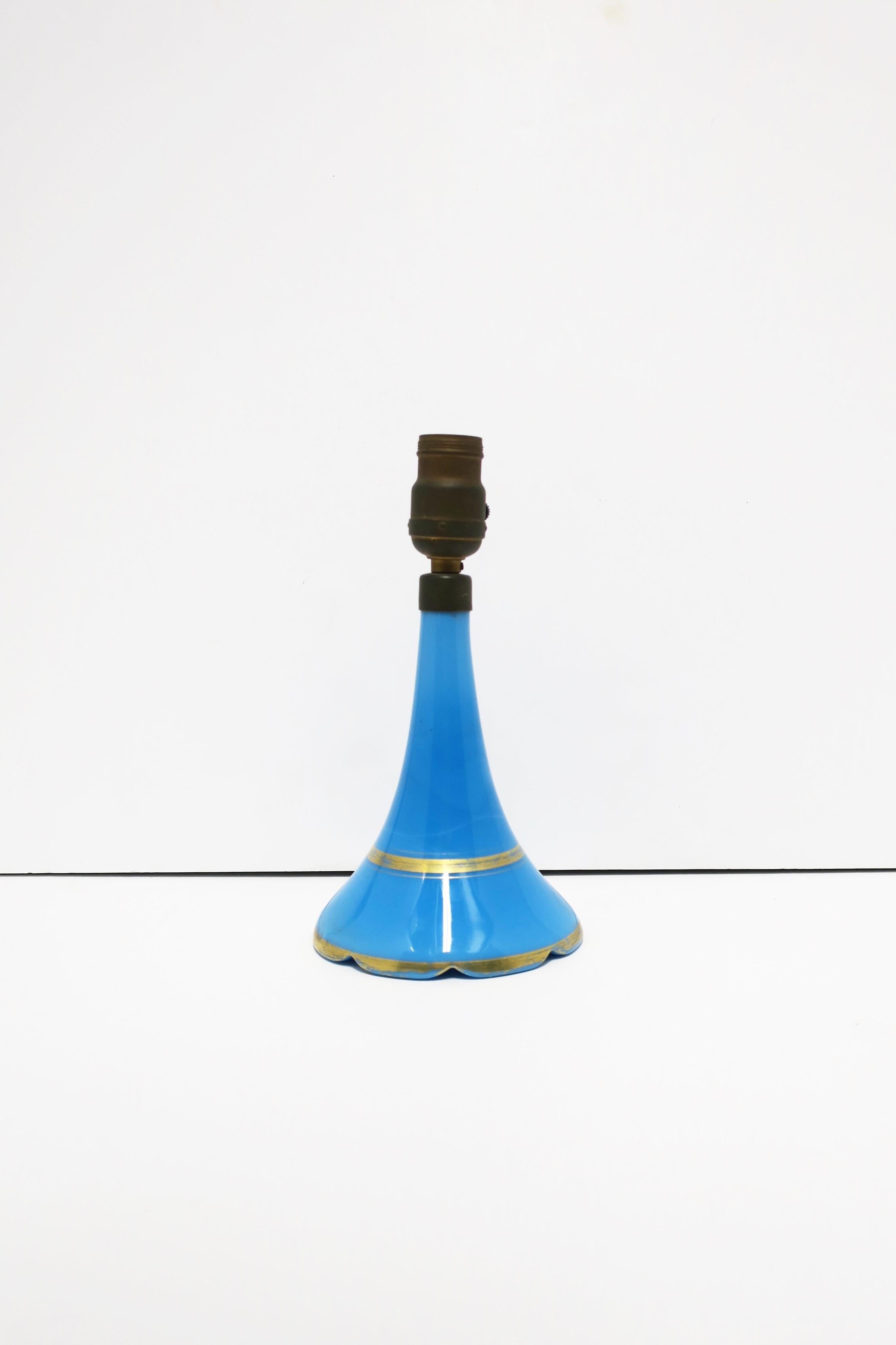 Lampe de bureau italienne en verre opalin bleu avec bord festonné en vente 4