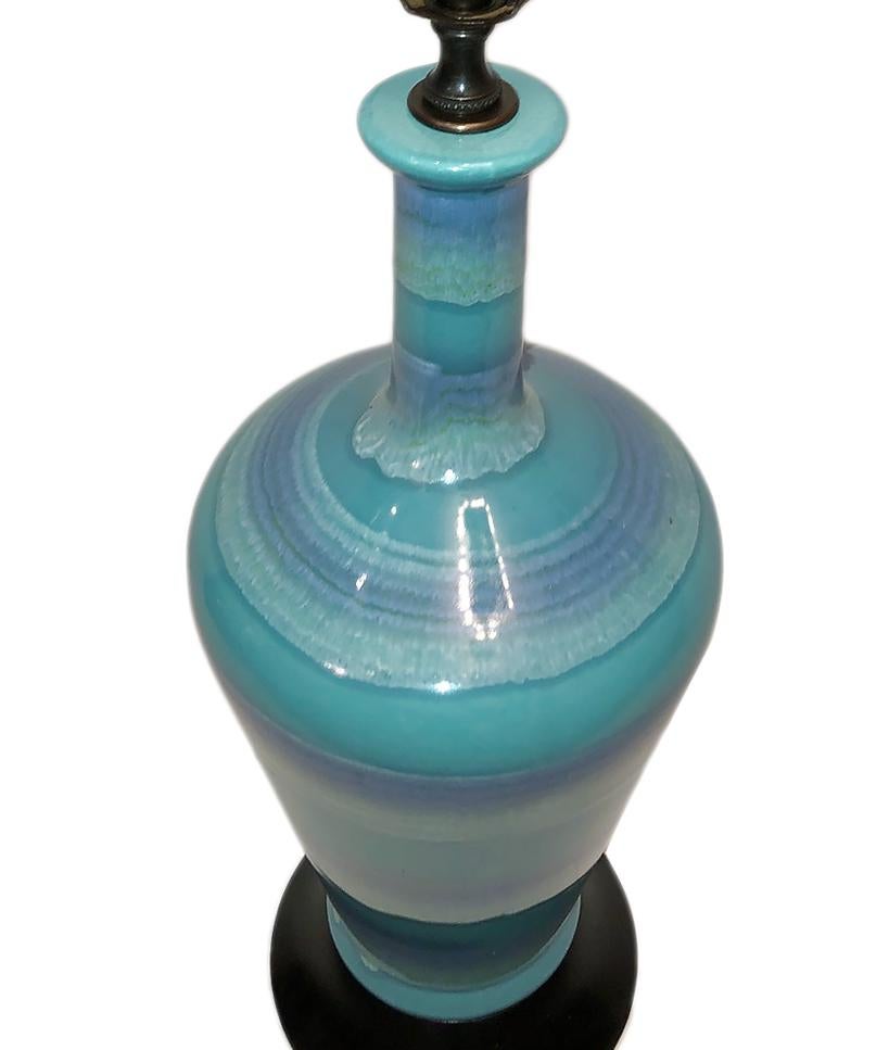 Eine italienische Tischlampe aus glasiertem Porzellan aus den 1960er Jahren in gestreiften Blautönen und mit ebonisiertem Sockel.

Abmessungen:
Höhe des Körpers: 14