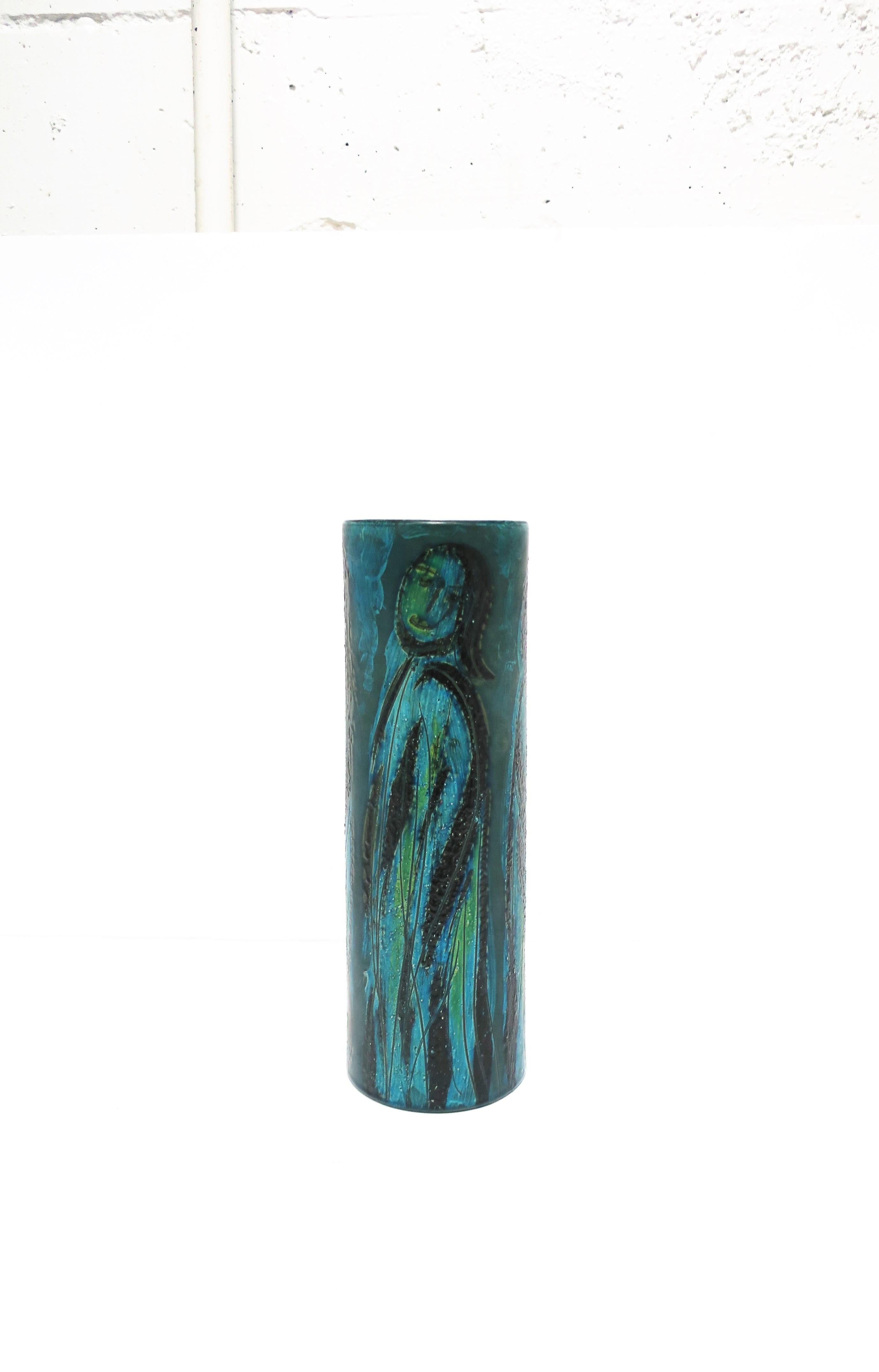 Très beau et rare vase italien moderne en poterie bleue tourné, sculpté et peint à la main avec un motif figuratif, attribué au designer Aldo Londi pour Bitossi, vers le milieu du XXe siècle, Italie. La poterie est en terre cuite. Les teintes sont