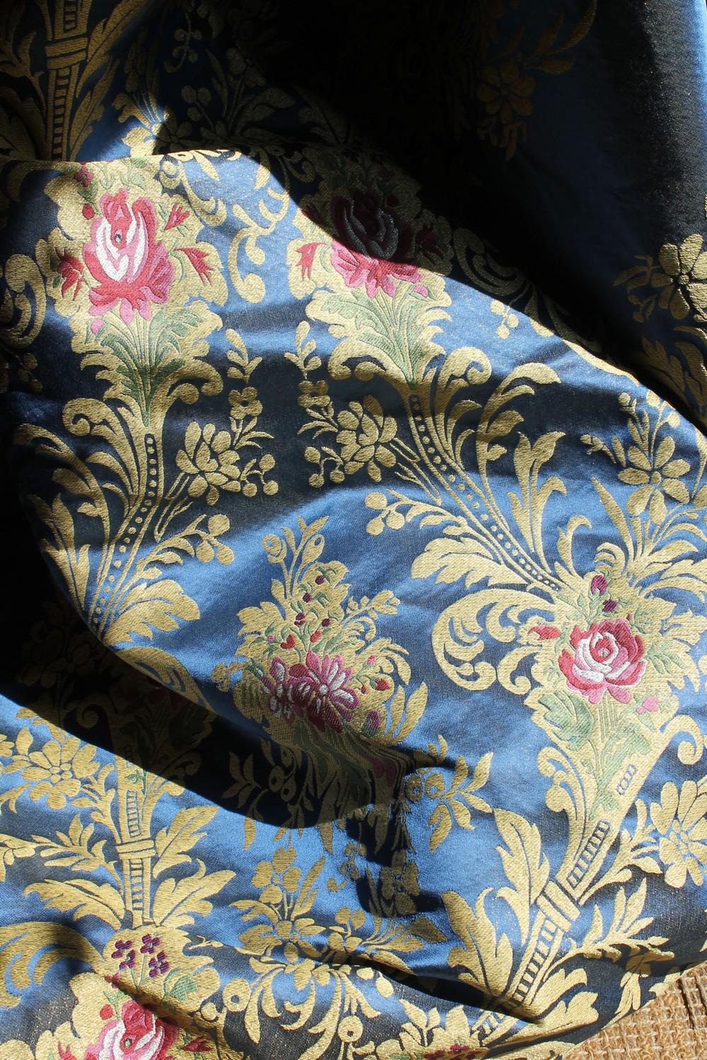 Rococo Tissu italien en brocart bleu avec des roses rouges et des motifs floraux dorés en vente