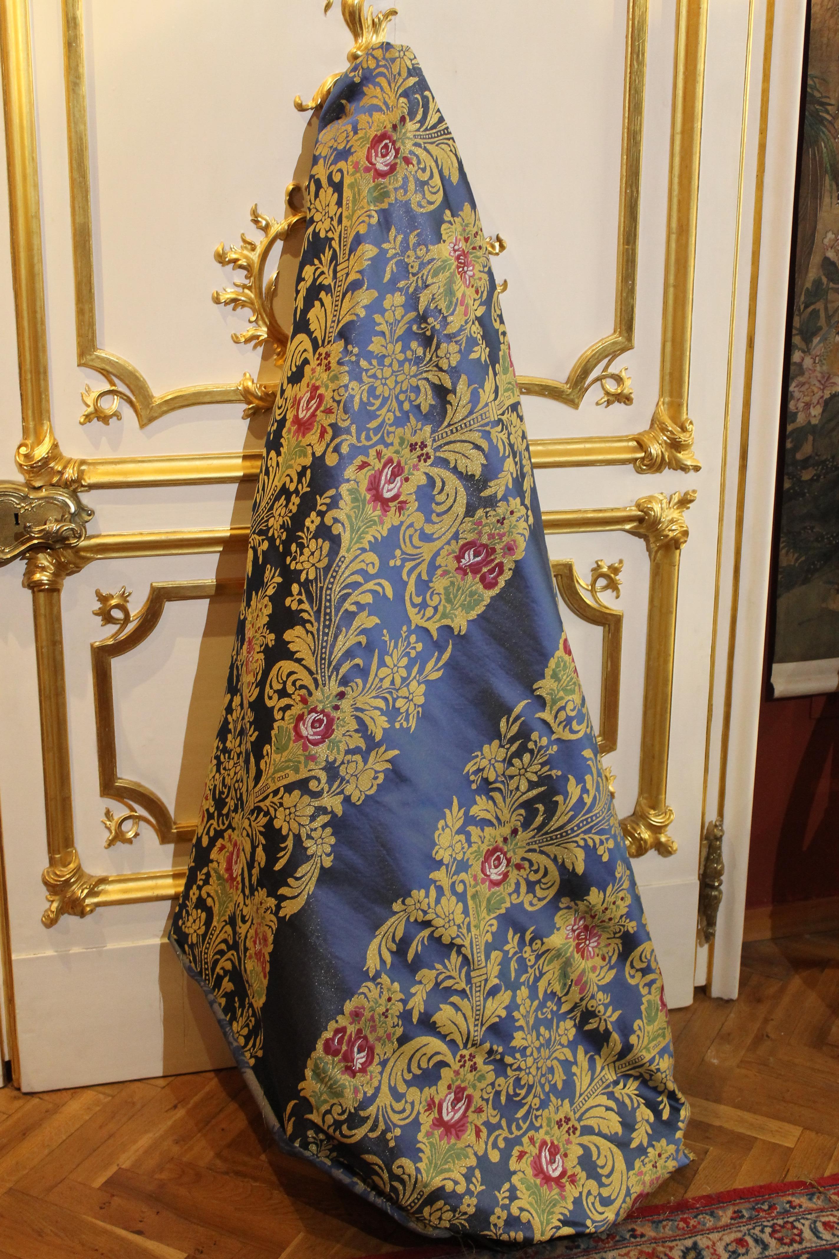 Italienischer blauer Brokatstoff aus Seidenmischung mit roten Rosen und goldenen Blumenmustern aus Seidenmischung im Zustand „Neu“ im Angebot in Firenze, IT
