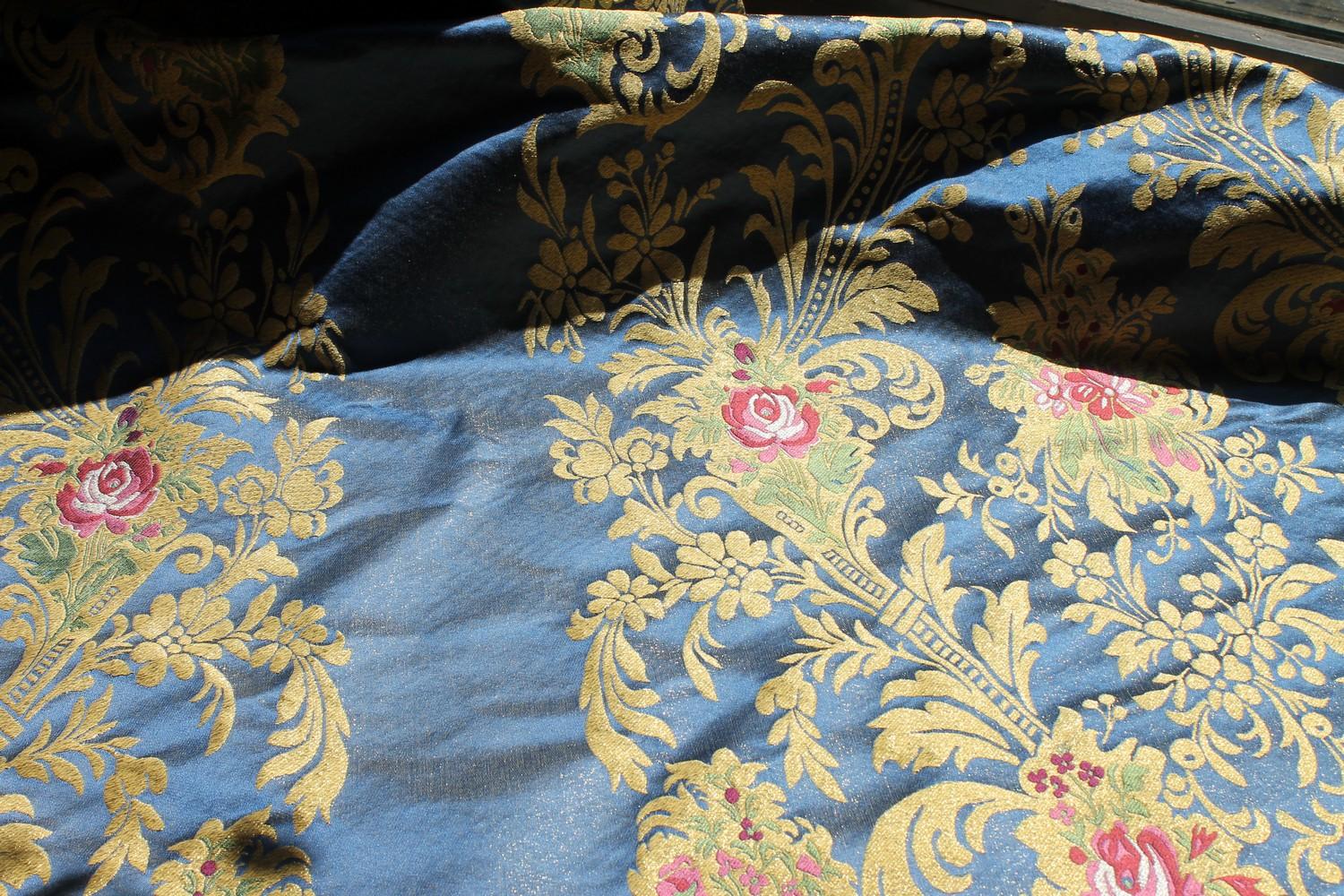 Tissu italien en brocart bleu avec des roses rouges et des motifs floraux dorés en vente 1