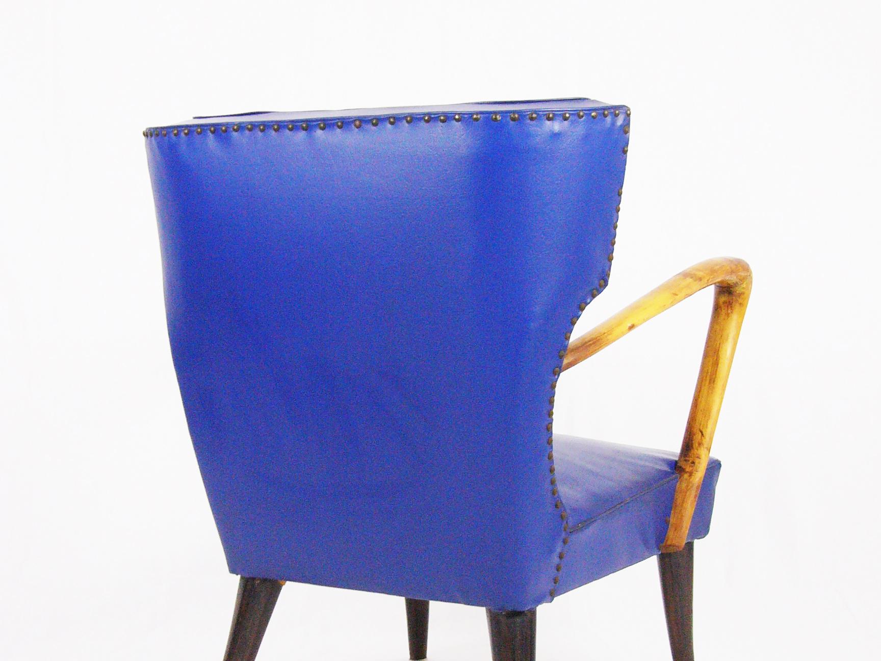 Italienischer Armlehnstuhl aus blauem Skai und Holz:: 1950er Jahre (Moderne der Mitte des Jahrhunderts) im Angebot
