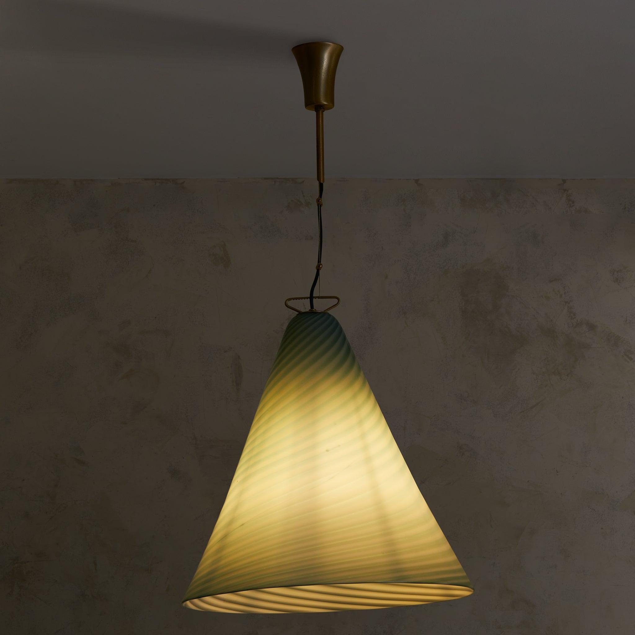 Einzeln verkauft und bepreist.

Diese italienische Pendelleuchte von La murrina aus den 1970er Jahren ist mit zarten schieferblauen Bändern verziert und verkörpert die Kunstfertigkeit von Murano-Glas. Die große, mundgeblasene, konische Silhouette