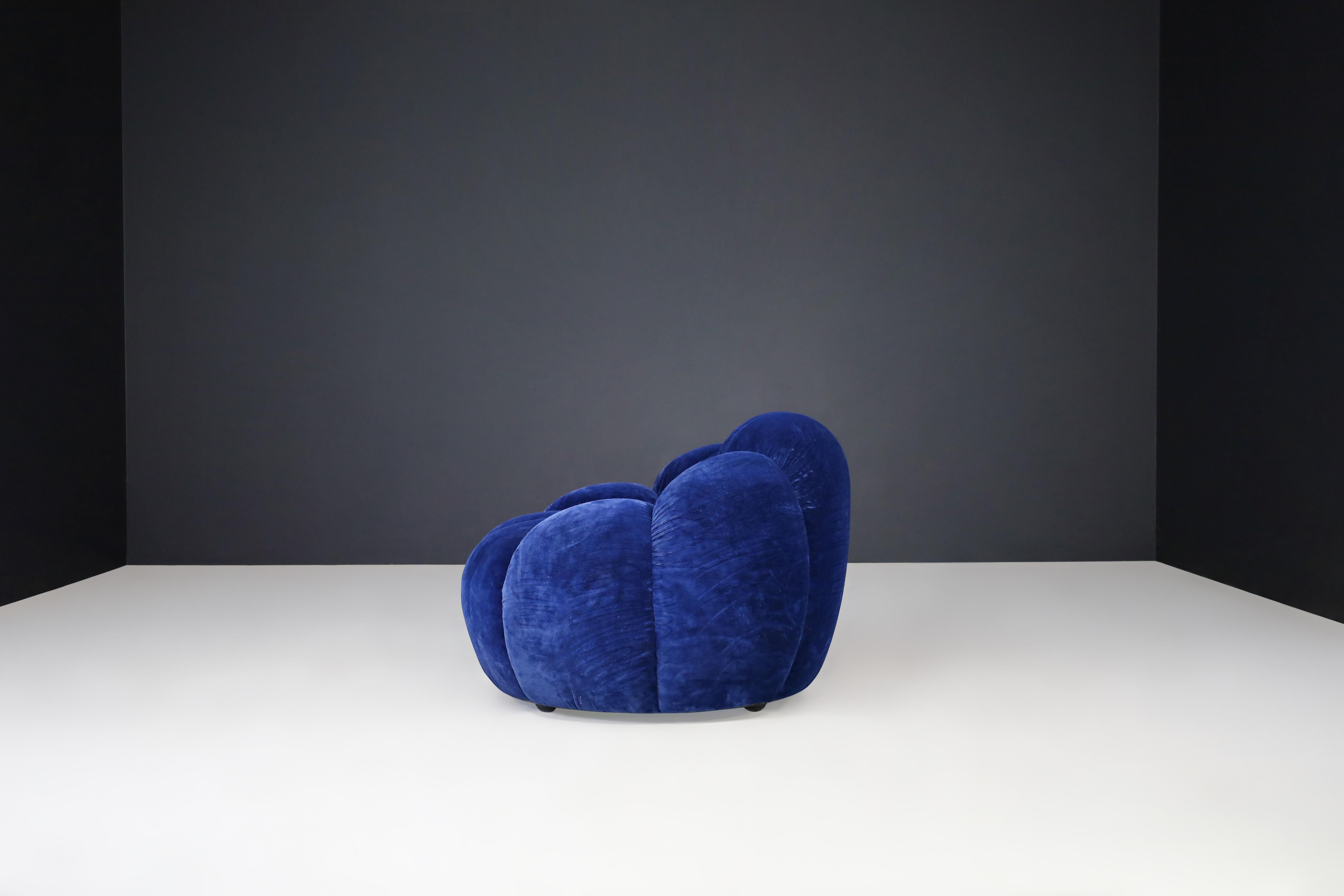 Italian Blue Velvet Lounge Chair, 1970s – Original Upholstery For Sale 5