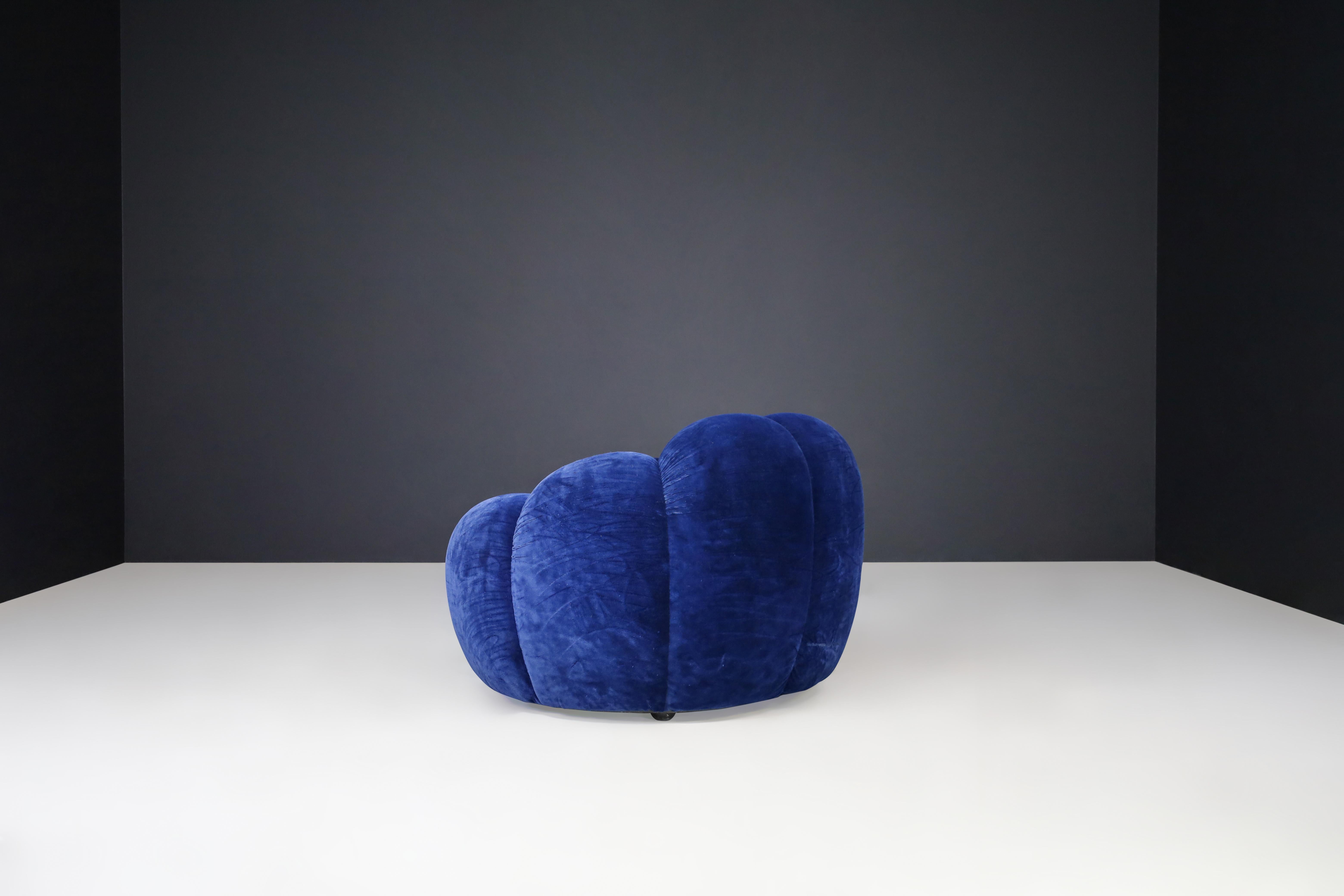 Italian Blue Velvet Lounge Chair, 1970s – Original Upholstery For Sale 6