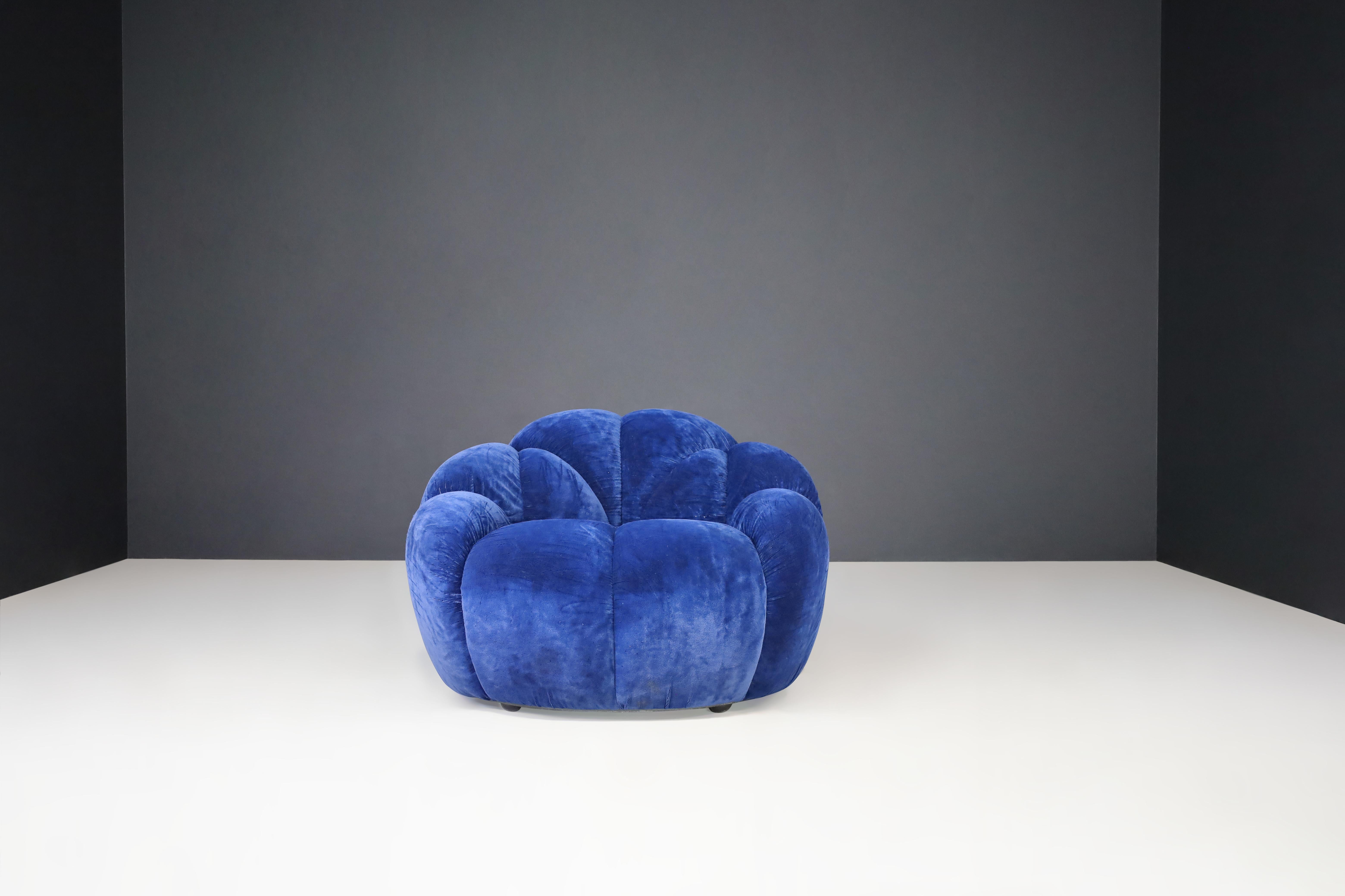 Italian Blue Velvet Lounge Chair, 1970s – Original Upholstery

This stunning lounge chair is a true gem of 1970s Italian design, combining bold form, luxurious materials, and impeccable craftsmanship. Its sculptural silhouette and vibrant presence