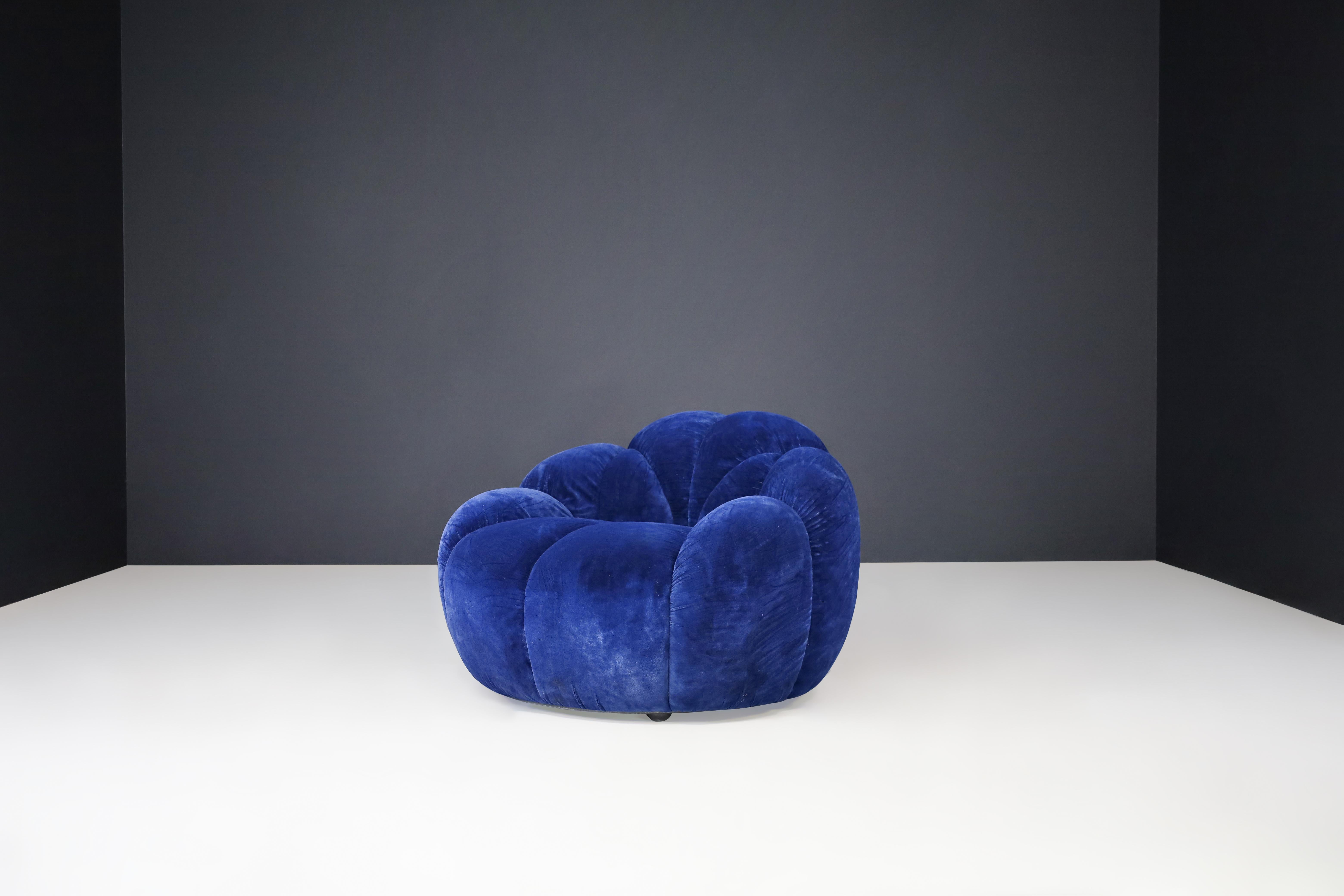 Mid-Century Modern Italian Blue Velvet Lounge Chair, 1970s – Original Upholstery For Sale