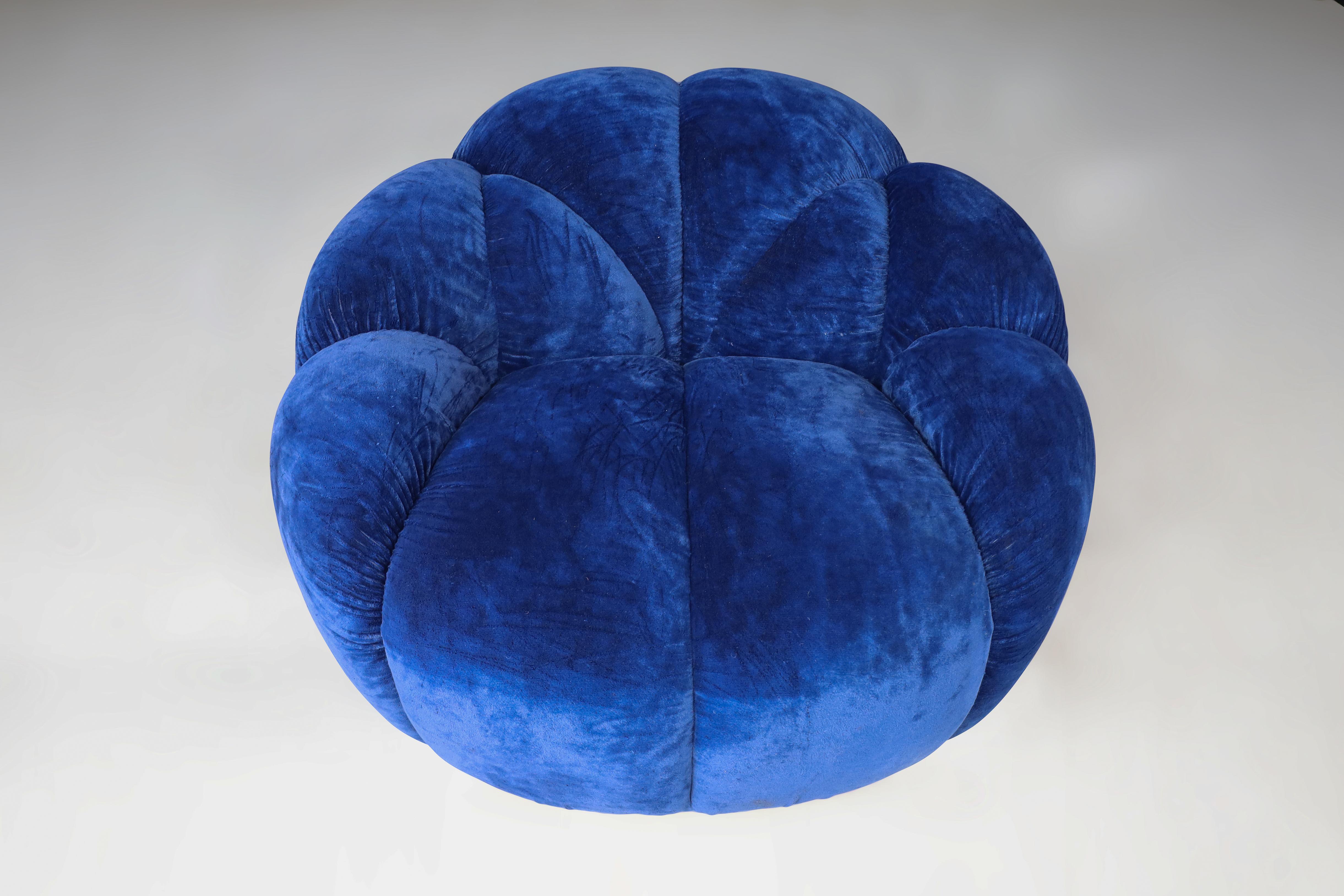 Italian Blue Velvet Lounge Chair, 1970s – Original Upholstery In Good Condition For Sale In Almelo, NL